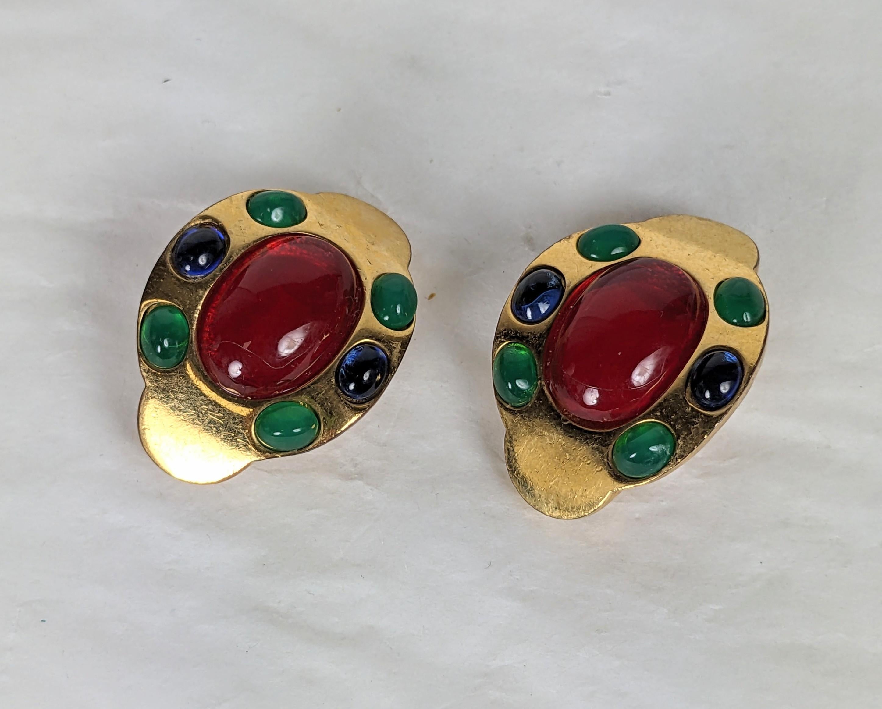 Gripoix Clip per orecchie in vetro cabochon di Gontie Paris in stile Chanel. Stile bizantino in metallo dorato con finti rubini, smeraldi e zaffiri grandi e piccoli in vetro Gripoix, chiusura a clip. Ottime condizioni, firmato: Gontie, 20504. L