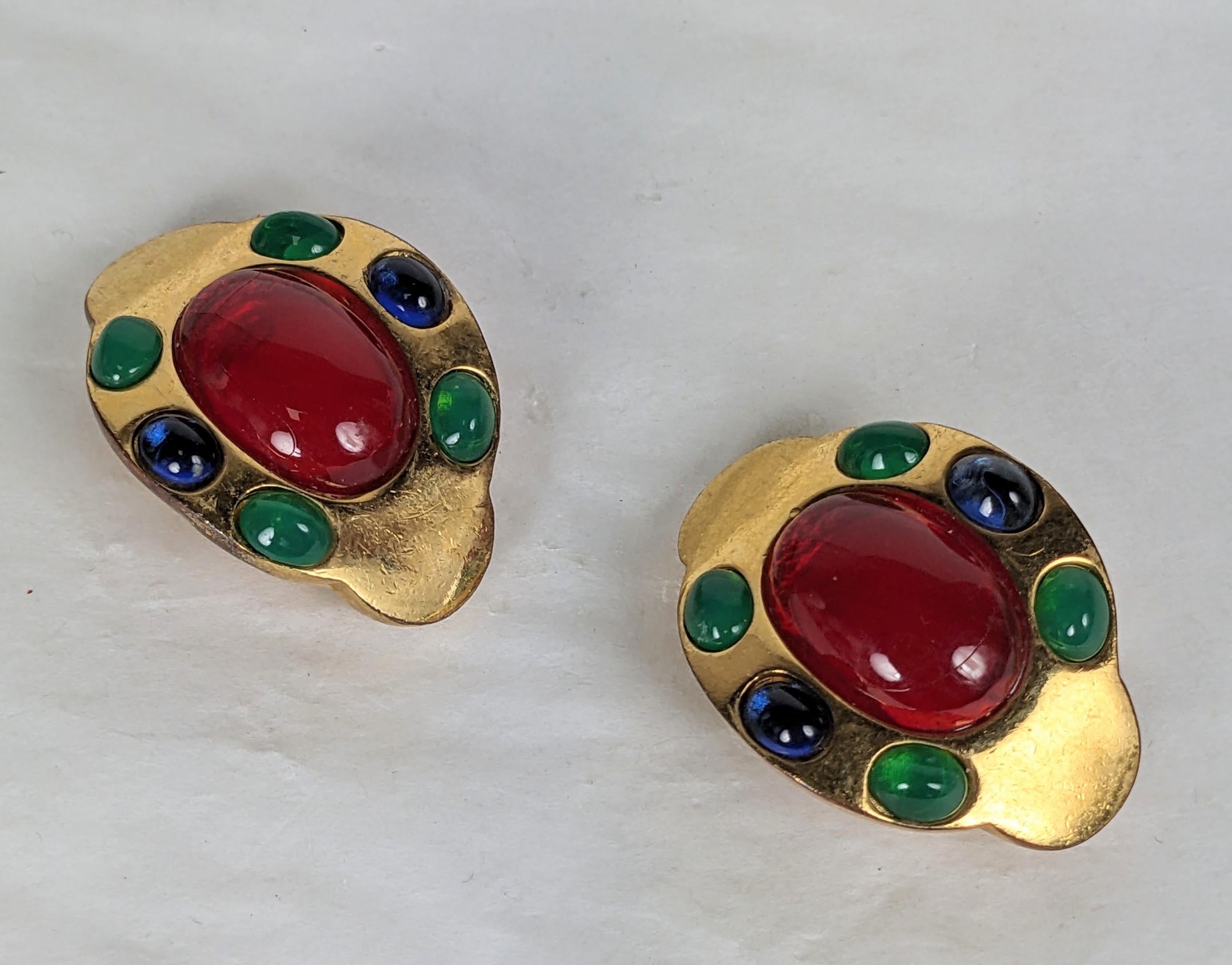 Orecchini con cabochon in vetro Gripoix in stile Chanel In condizioni ottime in vendita a New York, NY