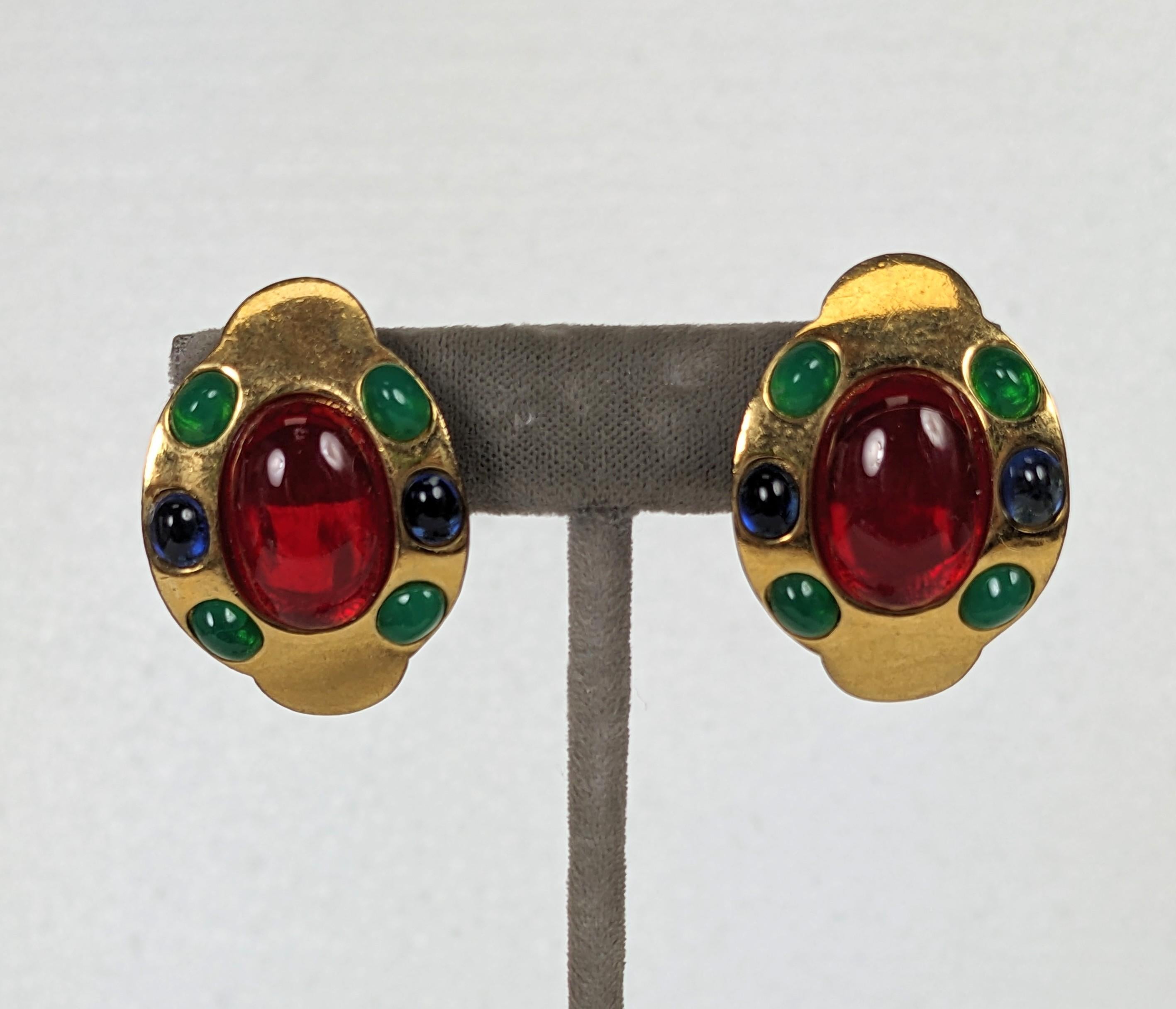 Orecchini con cabochon in vetro Gripoix in stile Chanel in vendita 1