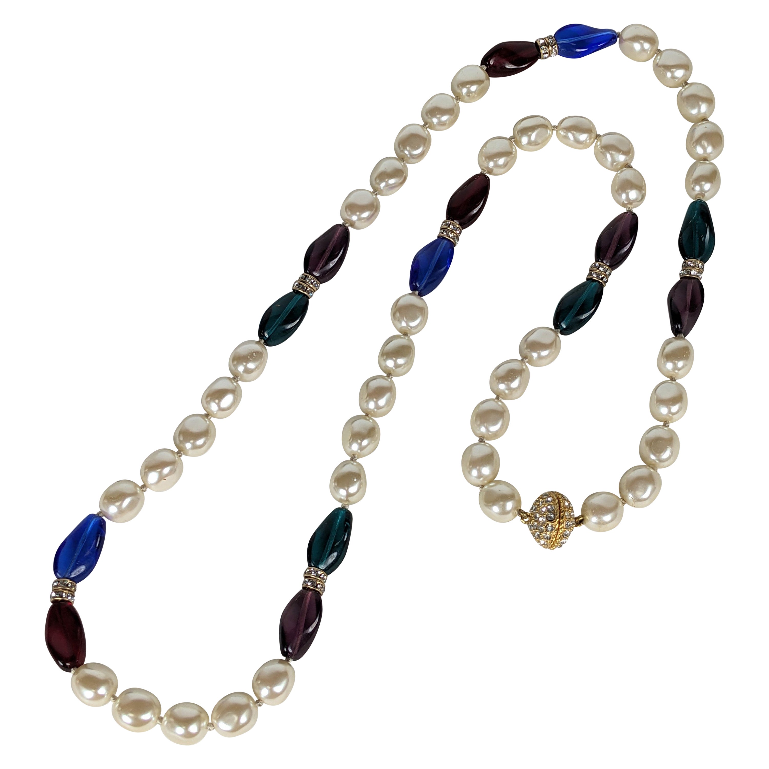 Sautoir en perles et pâte de verre de style Chanel en vente