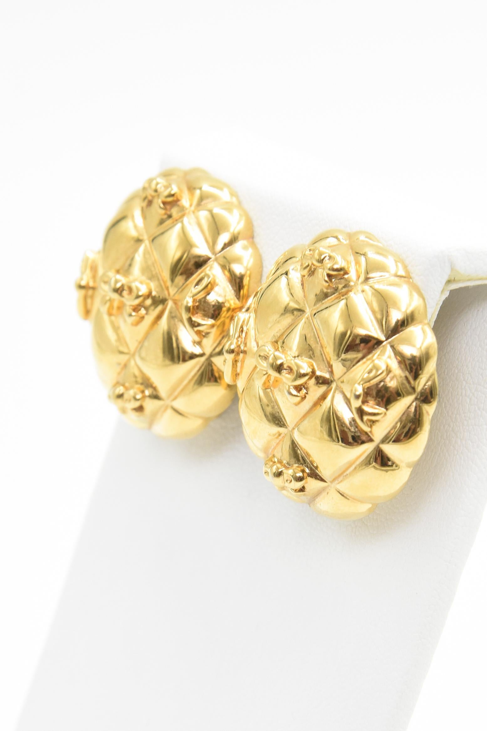 Chanel Style Quilted with Bows Gold Tone Button Clip On Earrings In Good Condition In Miami Beach, FL
