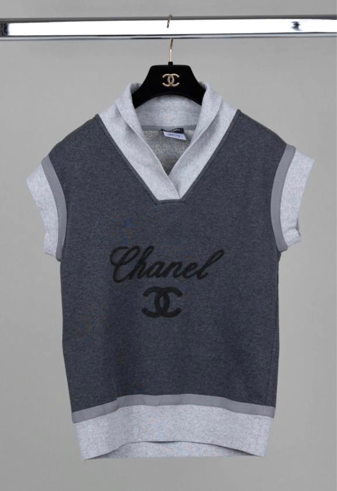 Super stylish Chanel grey jumper vest with CC logo and brand's name at centre front
Size mark 38 FR. Condition is pristine, no signs of wear