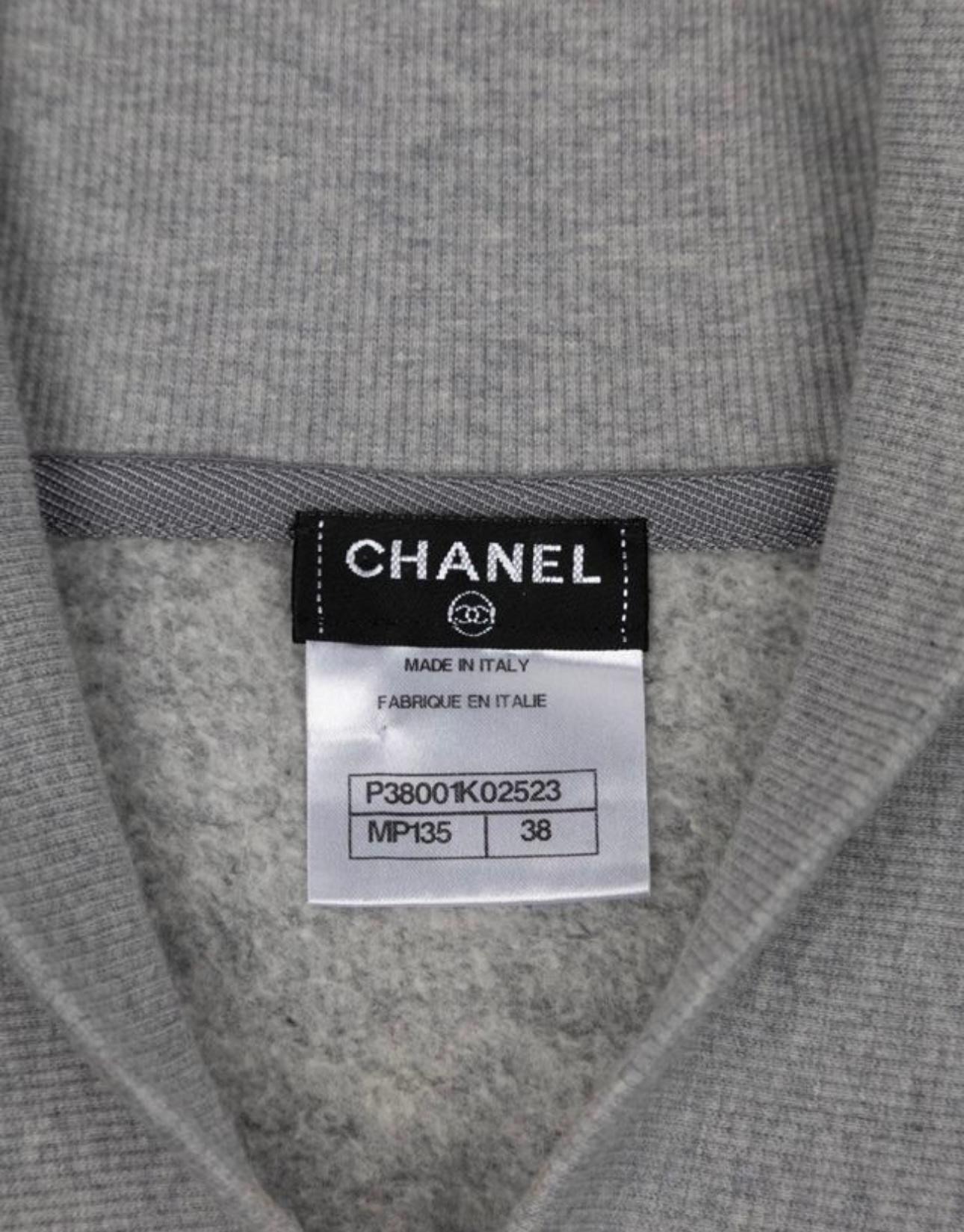 Women's or Men's Chanel Stylish Grey CC Logo Relaxed Jumper For Sale
