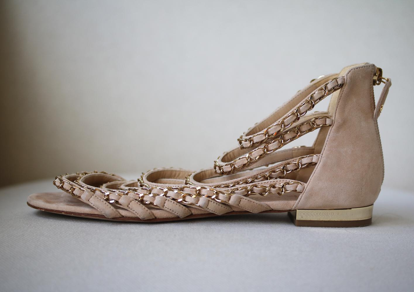 A pair of neutral-hued sandals is a summer essential.
With a comfortable, slight heel, Chanel's suede gladiator style has got our vote.
Heel measures approximately 7.6 mm/ 0.3 inches.
Light-beige suede and gold-tone chains.
Structured front straps,