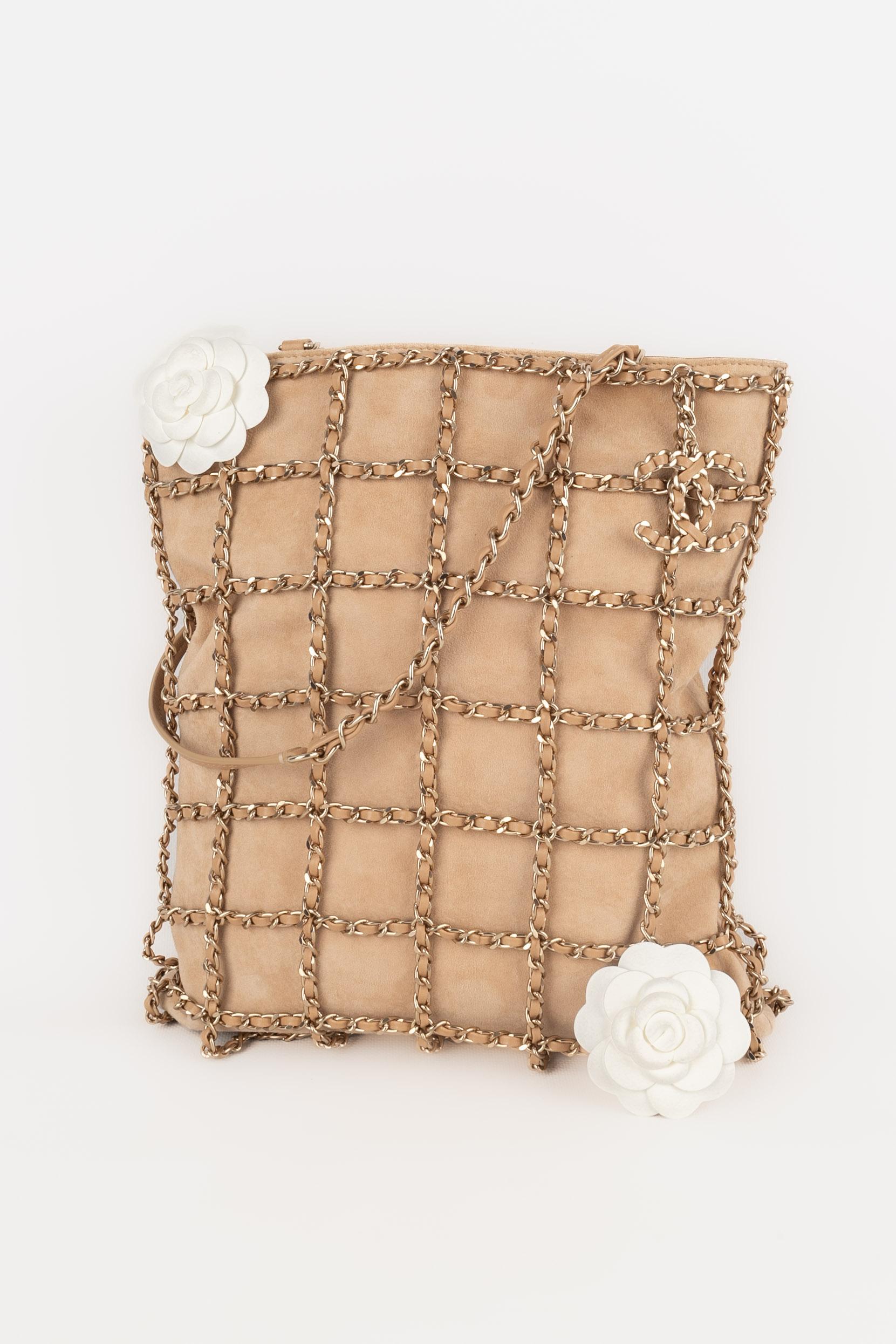 CHANEL - (Made in Italy) Bolso de ante beige con interior de tela burdeos. Adornos de metal plateado. Colección 2019. Pieza con un auto de autenticidad y un número de serie.

Estado:
Muy buen estado

Dimensiones:
Altura: 33 cm - Anchura: 27 cm -