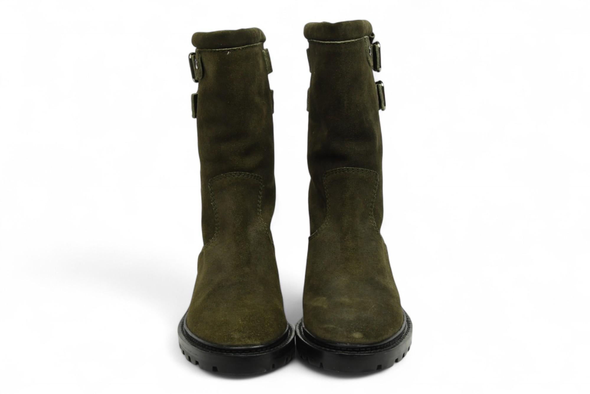 Botas de ante con hebilla a media caña Chanel Verde oliva Inspiradas en la moto   US 6 en Excelente estado para la venta en West Hartford, CT