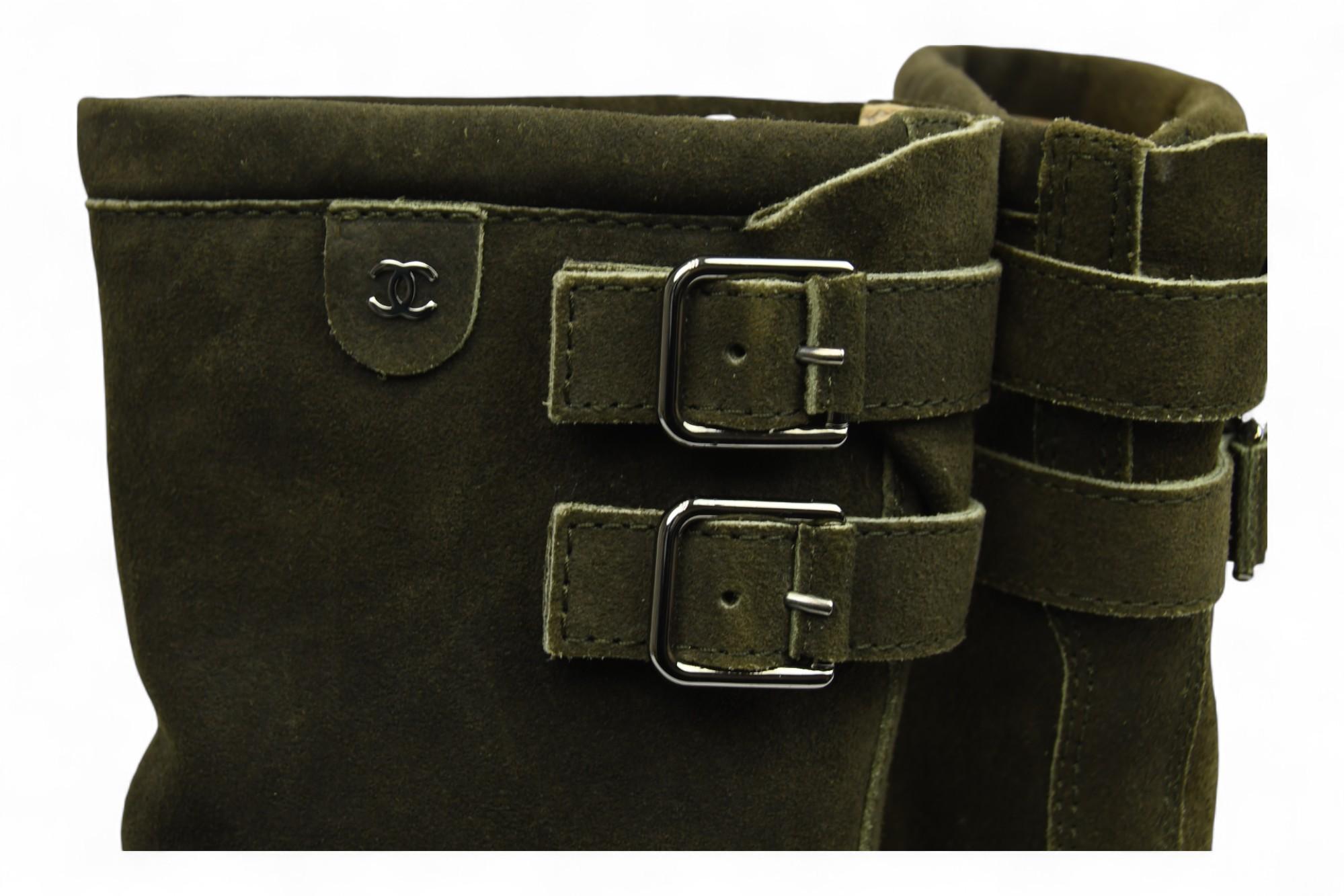Botas de ante con hebilla a media caña Chanel Verde oliva Inspiradas en la moto   US 6 en venta 1