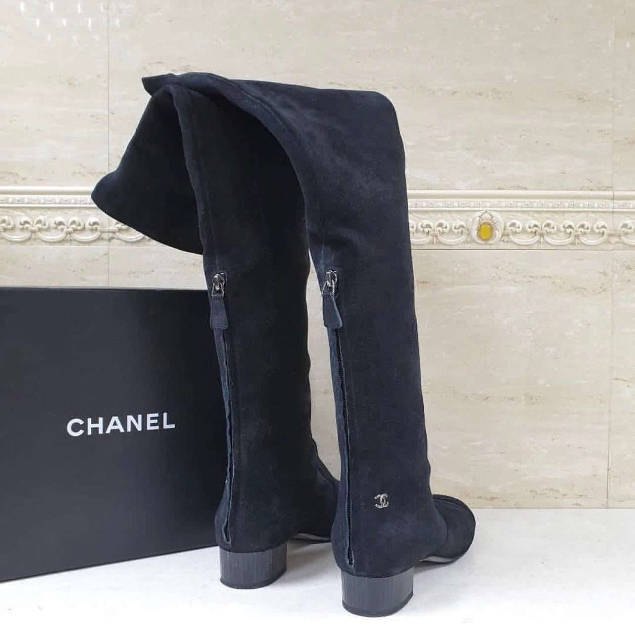 Chanel Wildleder-Kinderleder-Stiefel mit 30 mm hohem Spiegelabsatz Damen im Angebot