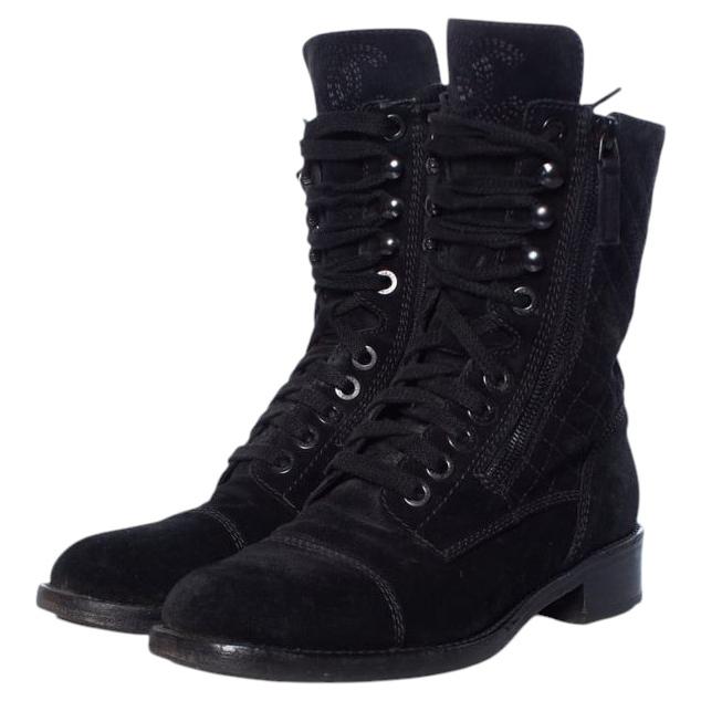 Chanel, Gesteppte Schnürstiefeletten aus Wildleder