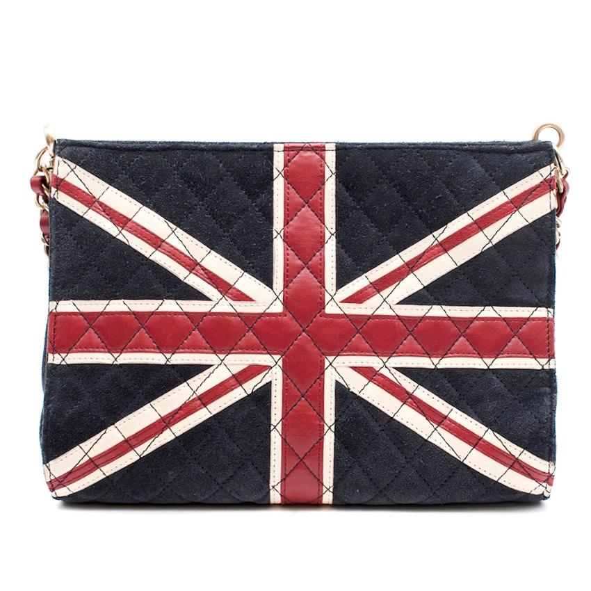 Chanel Navy Suede Lammfell Union Jack Umhängetasche

- Limited Edition Made to Commemorate the London/Paris 2008 Collection 
- Gold Hardware
- Gefüttert 
- Innentasche
- Single Chanel Signature Chain Strap

Material: 
-100% Lammfell Wildleder