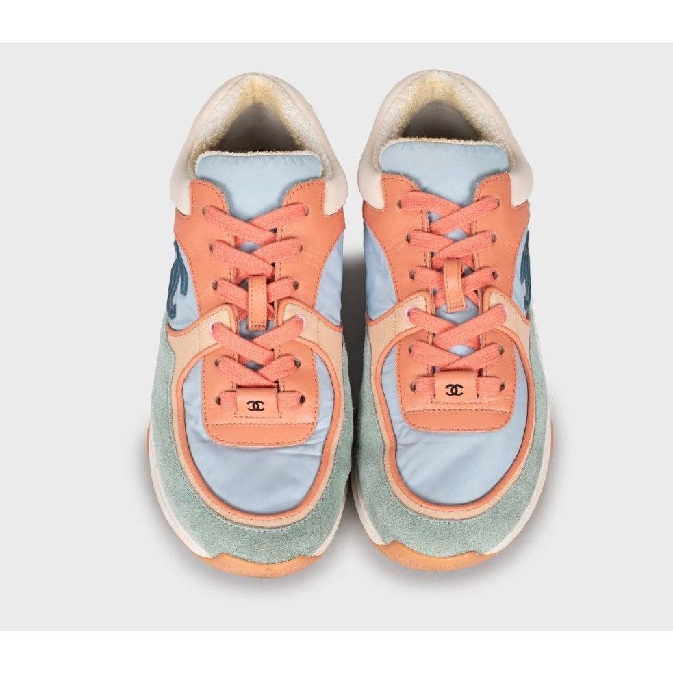 Esci con stile con queste splendide sneakers Chanel! Queste sneakers stringate presentano un mix chic di pelle scamosciata, pelle e materiali tessili, evidenziati dall'iconico logo CC. La punta rotonda e la suola in gomma con marchio aggiungono un