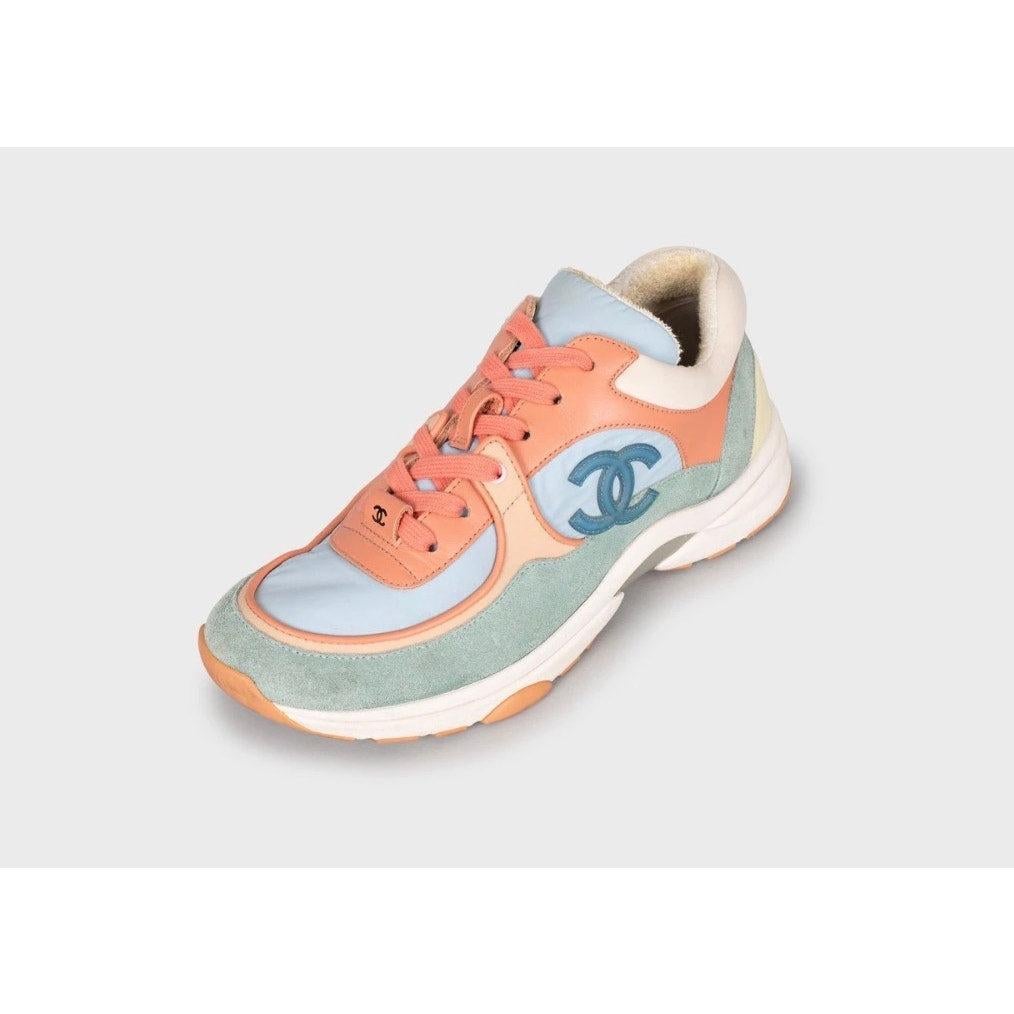 Beige Sneakers Chanel in pelle e camoscio con logo CC - Taglia 37 in vendita