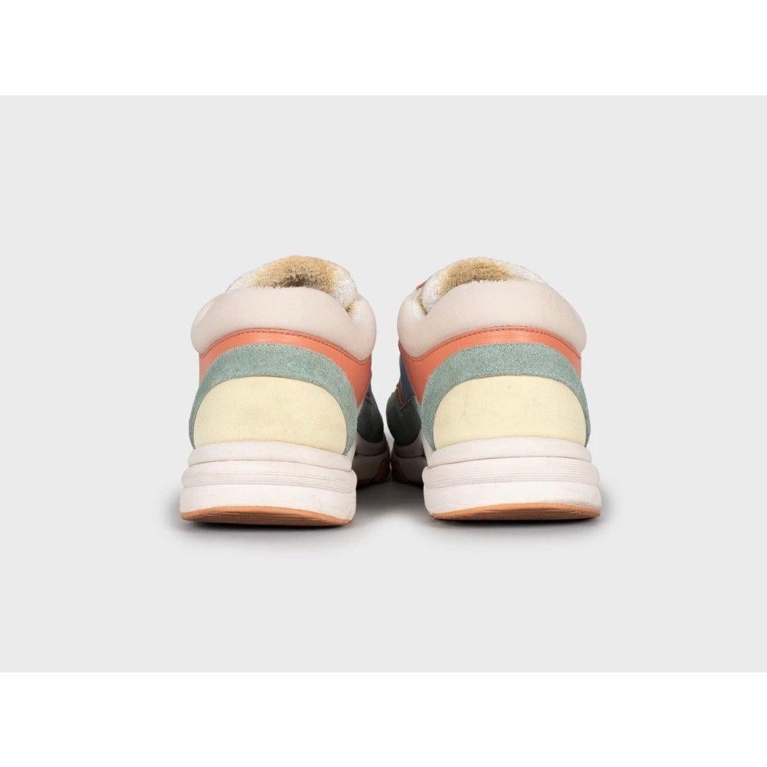 Sneakers Chanel in pelle e camoscio con logo CC - Taglia 37 In condizioni buone in vendita a Krakow, PL