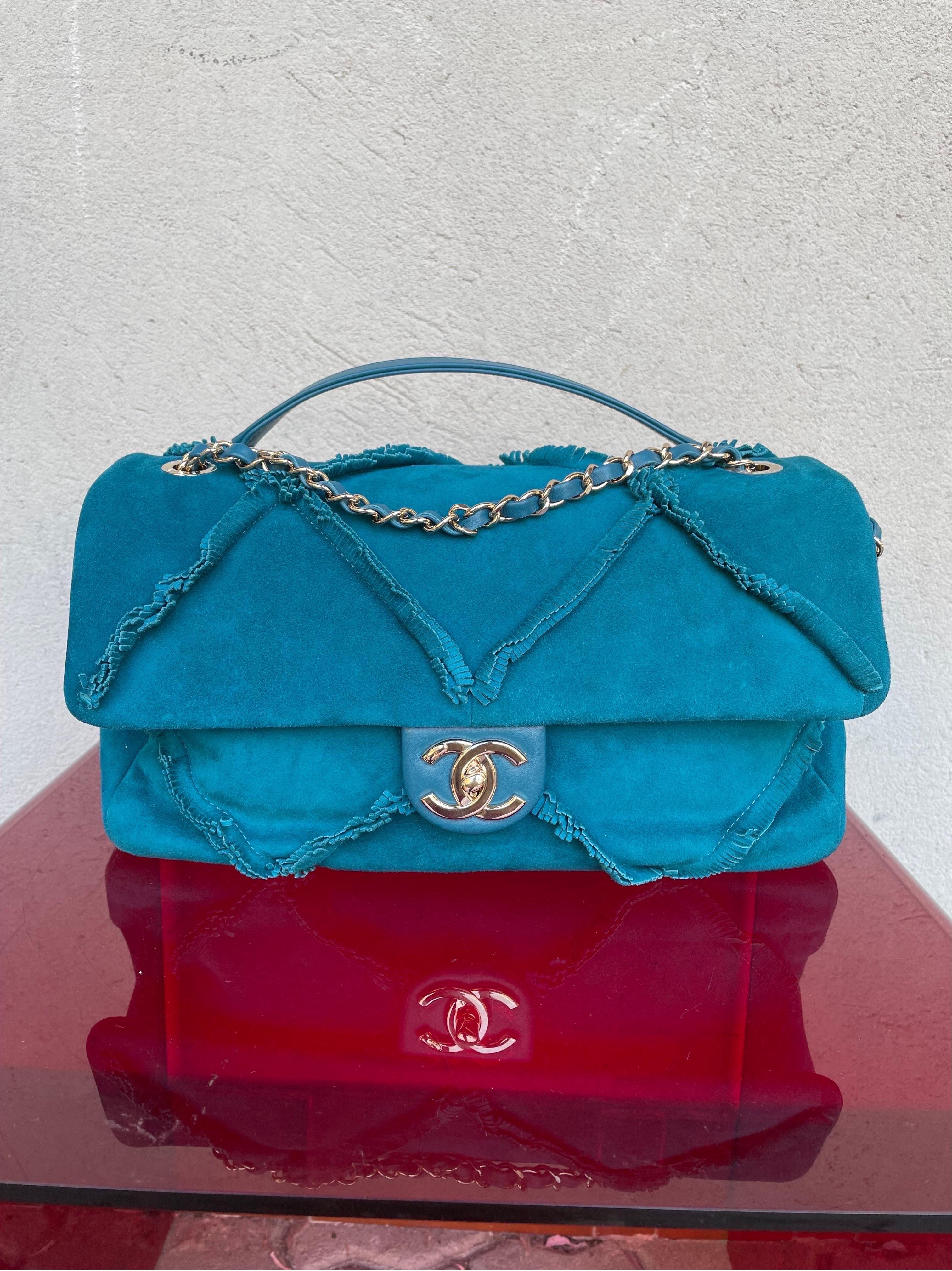 Chanel Tasche aus Wildleder in limitierter Auflage (Blau) im Angebot