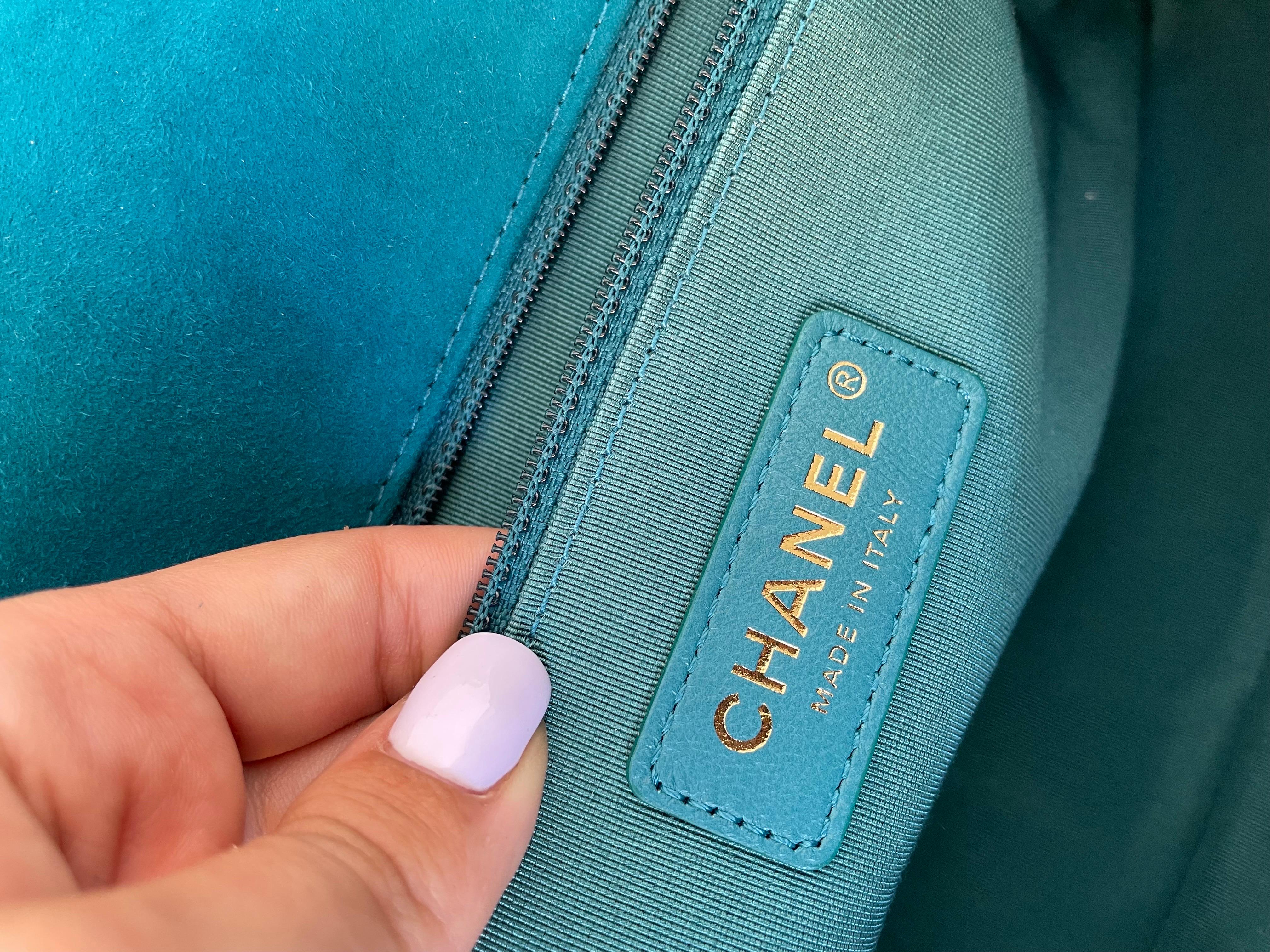 Chanel Tasche aus Wildleder in limitierter Auflage für Damen oder Herren im Angebot