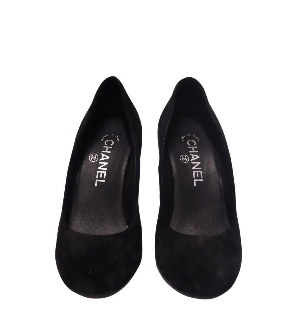 Chanel Suede Metal Cutout Logo Heels Pumps, Features a round-toe, and logo cutout heels.

Material: Suede
Size: EU 36
Heel Height: 8.5cm
Overall Condition: Good
Interior Condition: Signs of wear
Exterior Condition: Minor scuffing