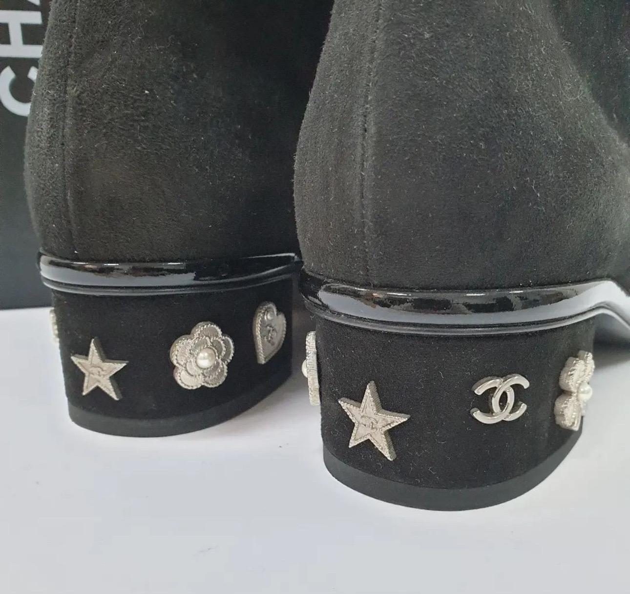 From 2017
Lovely short boots with luxurious material and elegant design. 

The heel has been decorated with CC marks and clover motifs.

Sz.38

very good condition.

No box. No dust bag.