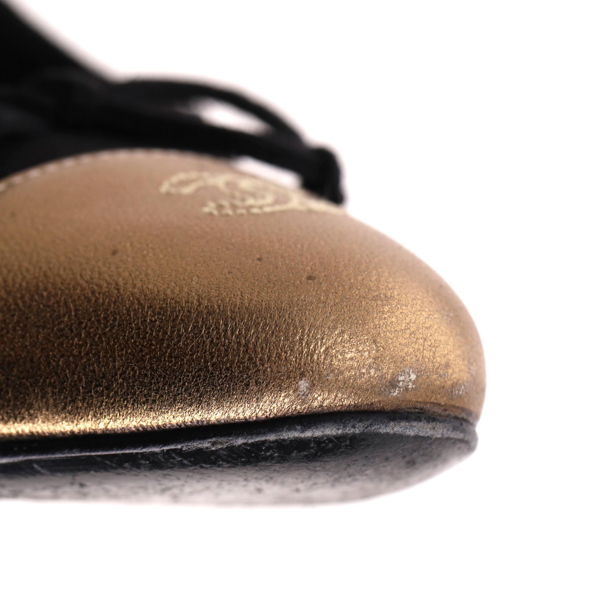 Escarpins Chanel en daim à bouts pointus ornés du logo 'CC' métallique en vente 6