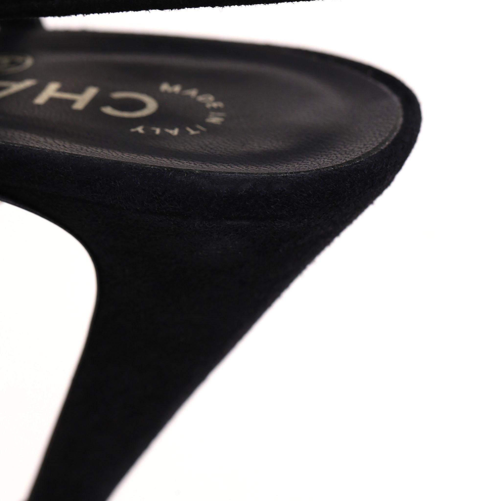 Escarpins Chanel en daim à bouts pointus ornés du logo 'CC' métallique en vente 7