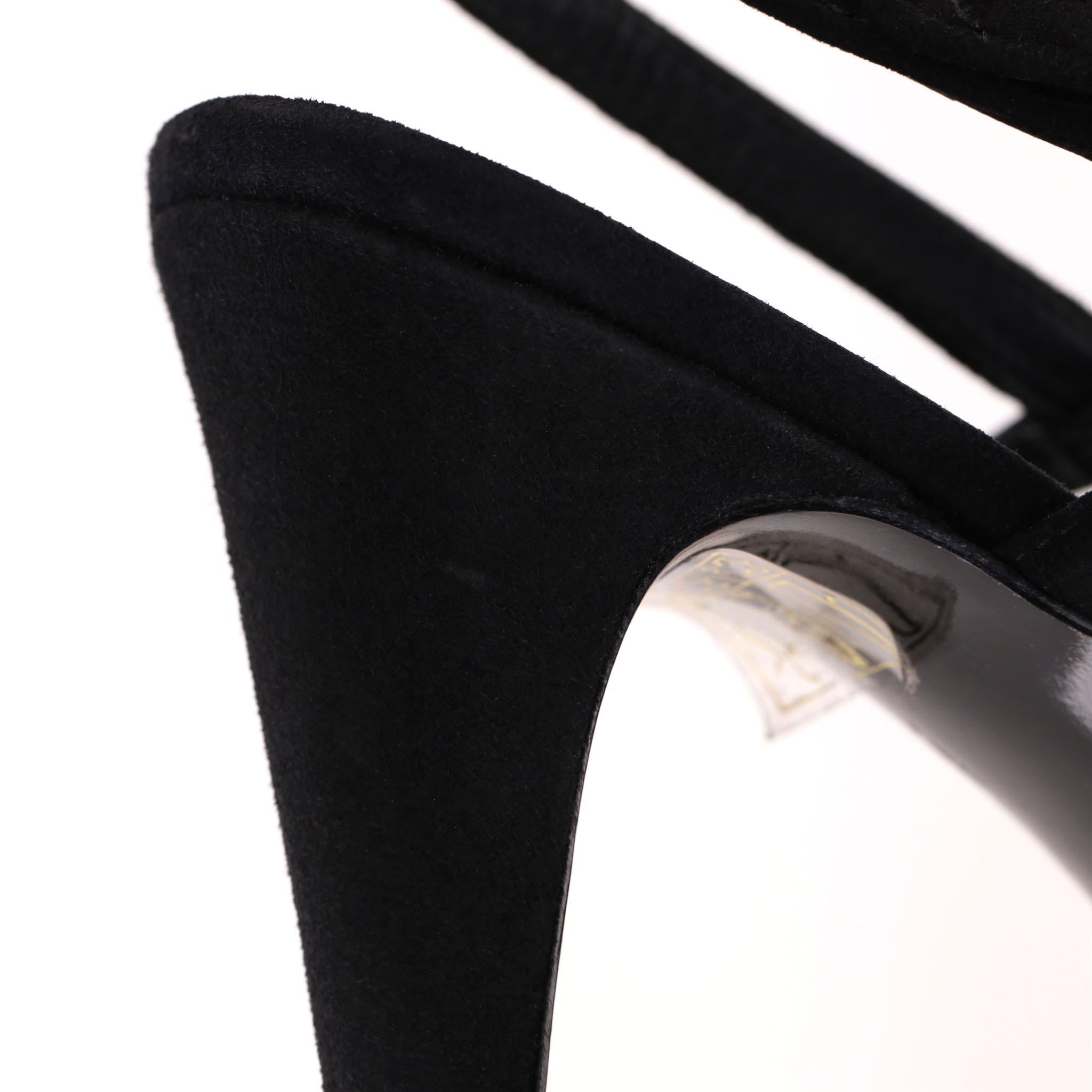 Escarpins Chanel en daim à bouts pointus ornés du logo 'CC' métallique en vente 8