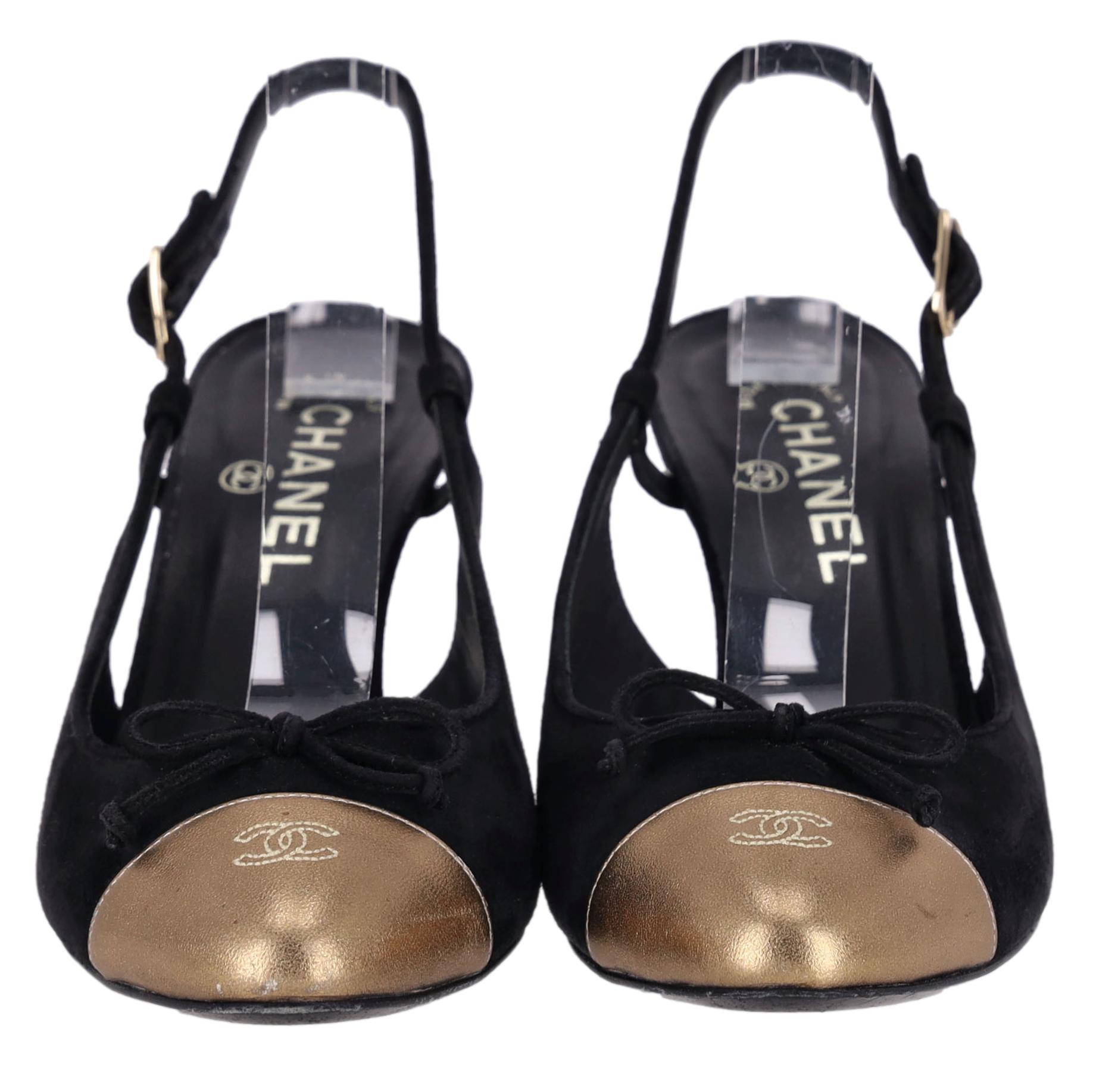 Noir Escarpins Chanel en daim à bouts pointus ornés du logo 'CC' métallique en vente