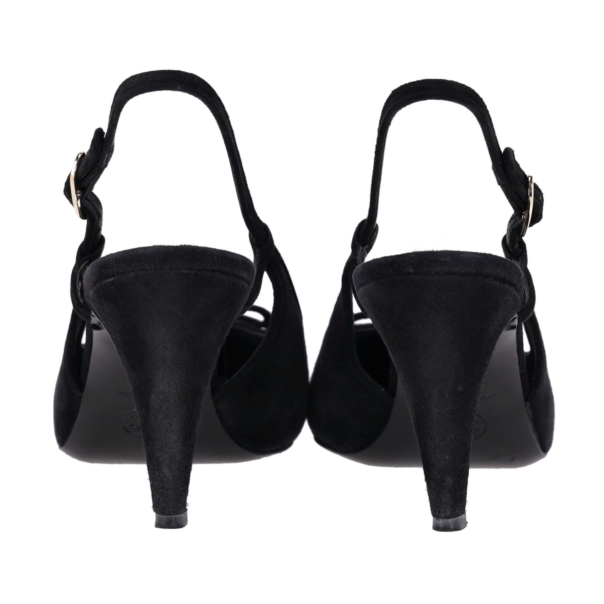 Escarpins Chanel en daim à bouts pointus ornés du logo 'CC' métallique Pour femmes en vente