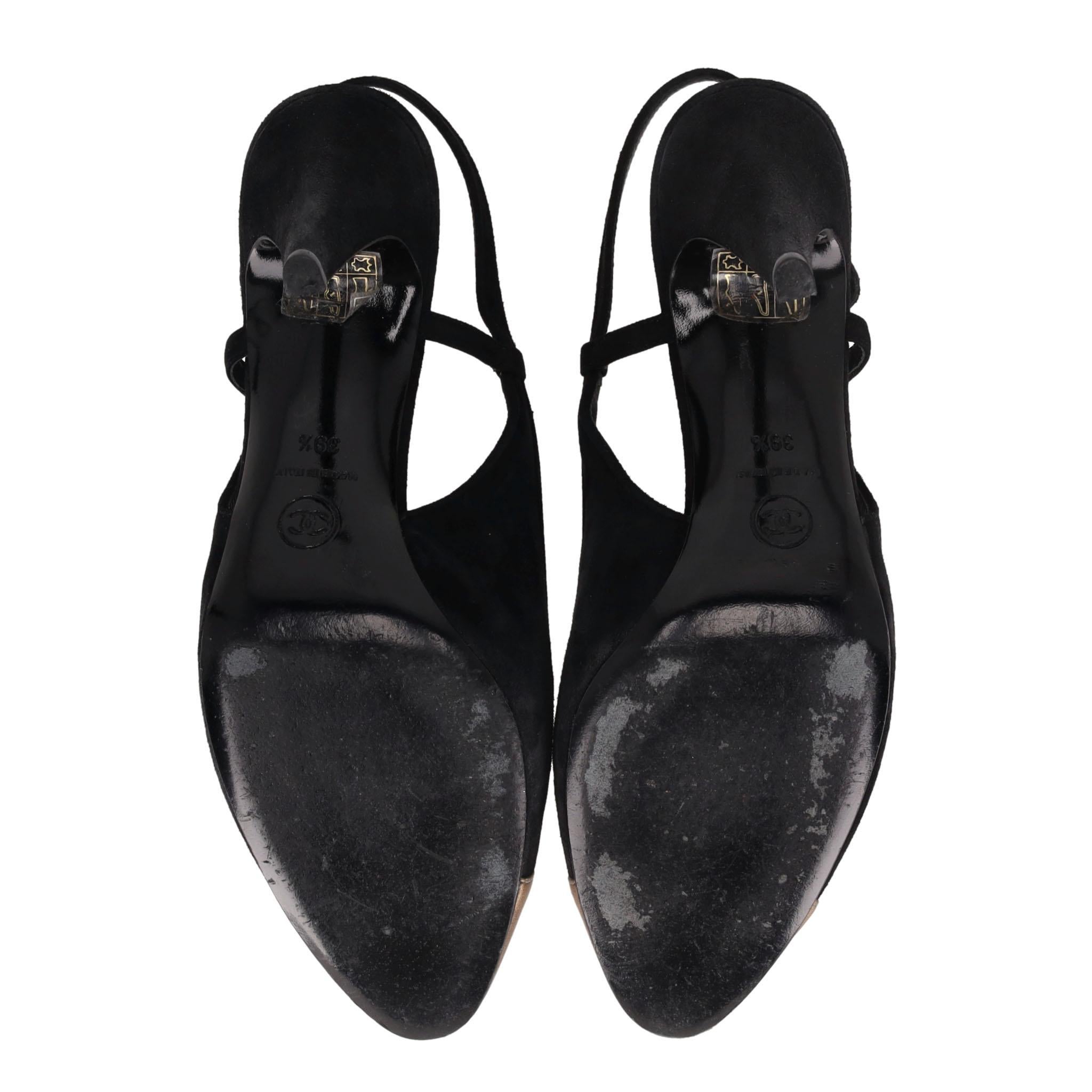 Escarpins Chanel en daim à bouts pointus ornés du logo 'CC' métallique en vente 1