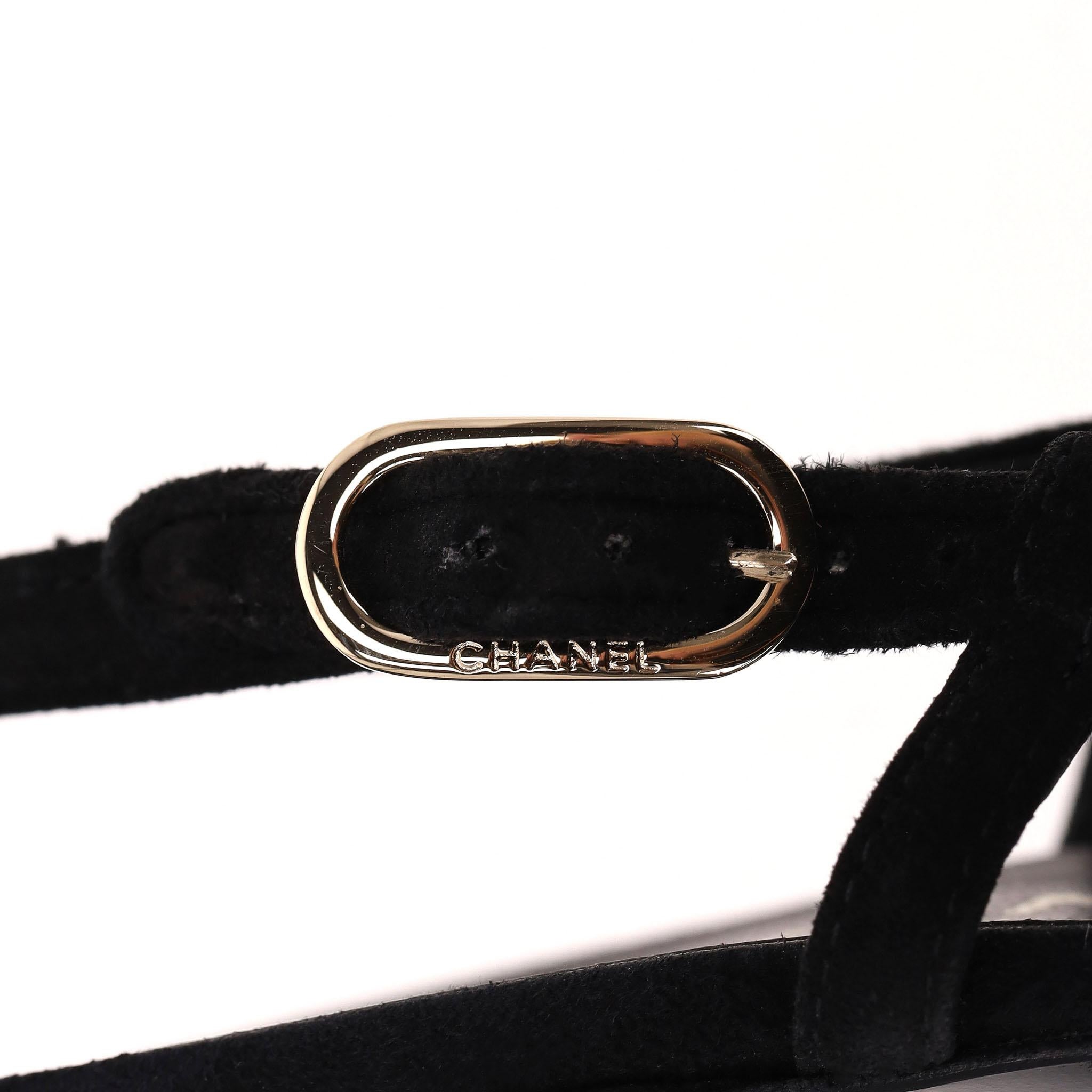 Escarpins Chanel en daim à bouts pointus ornés du logo 'CC' métallique en vente 3