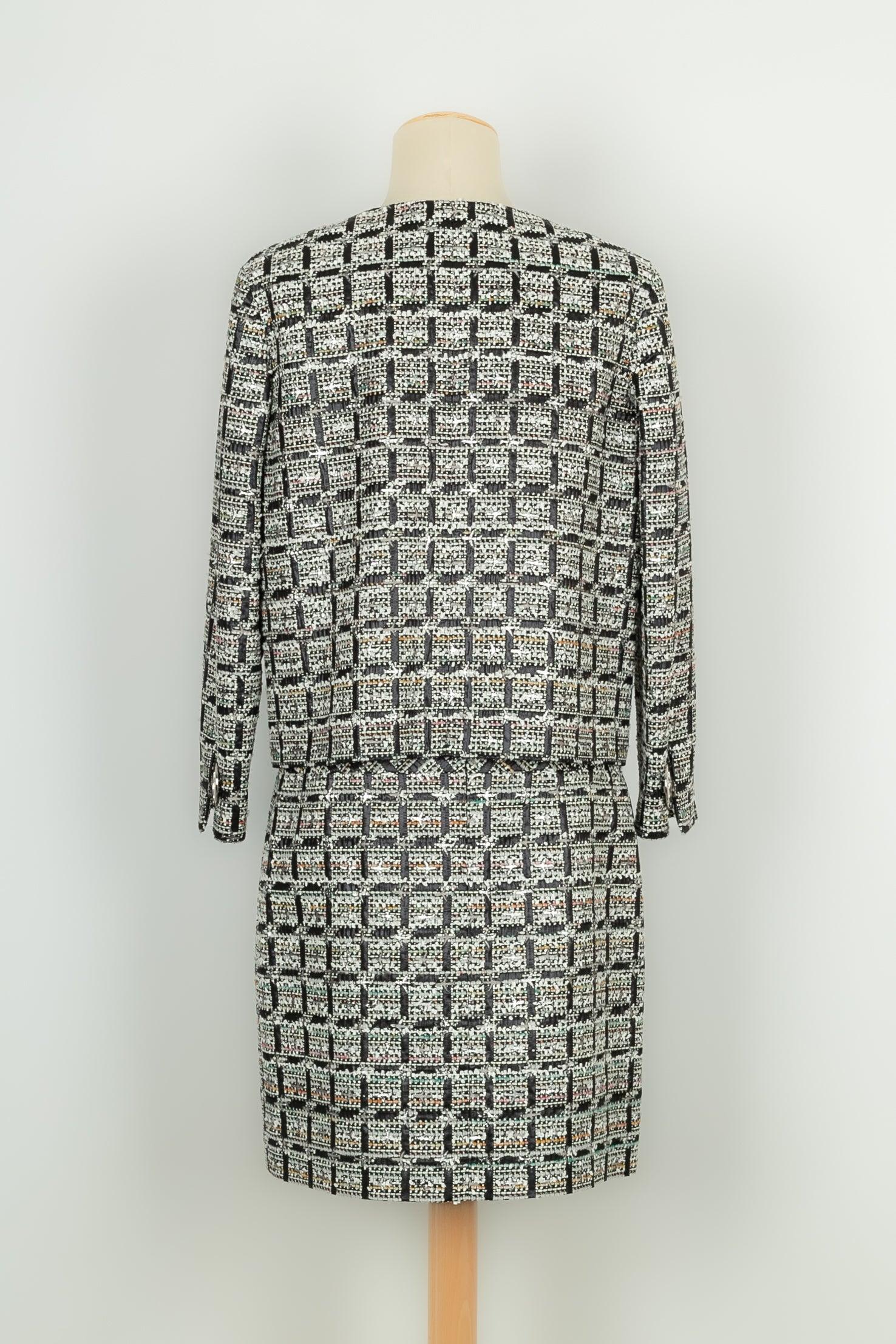 Chanel - (Made in France) Suit in tweed with silk lining in silver-grey tones. Summer 2016 Collection. Size 40.

Additional information:
Condition: Very good condition
Dimensions: Jacket: Shoulder width: 40 cm - Sleeve length: 59 cm - Length: 58 cm