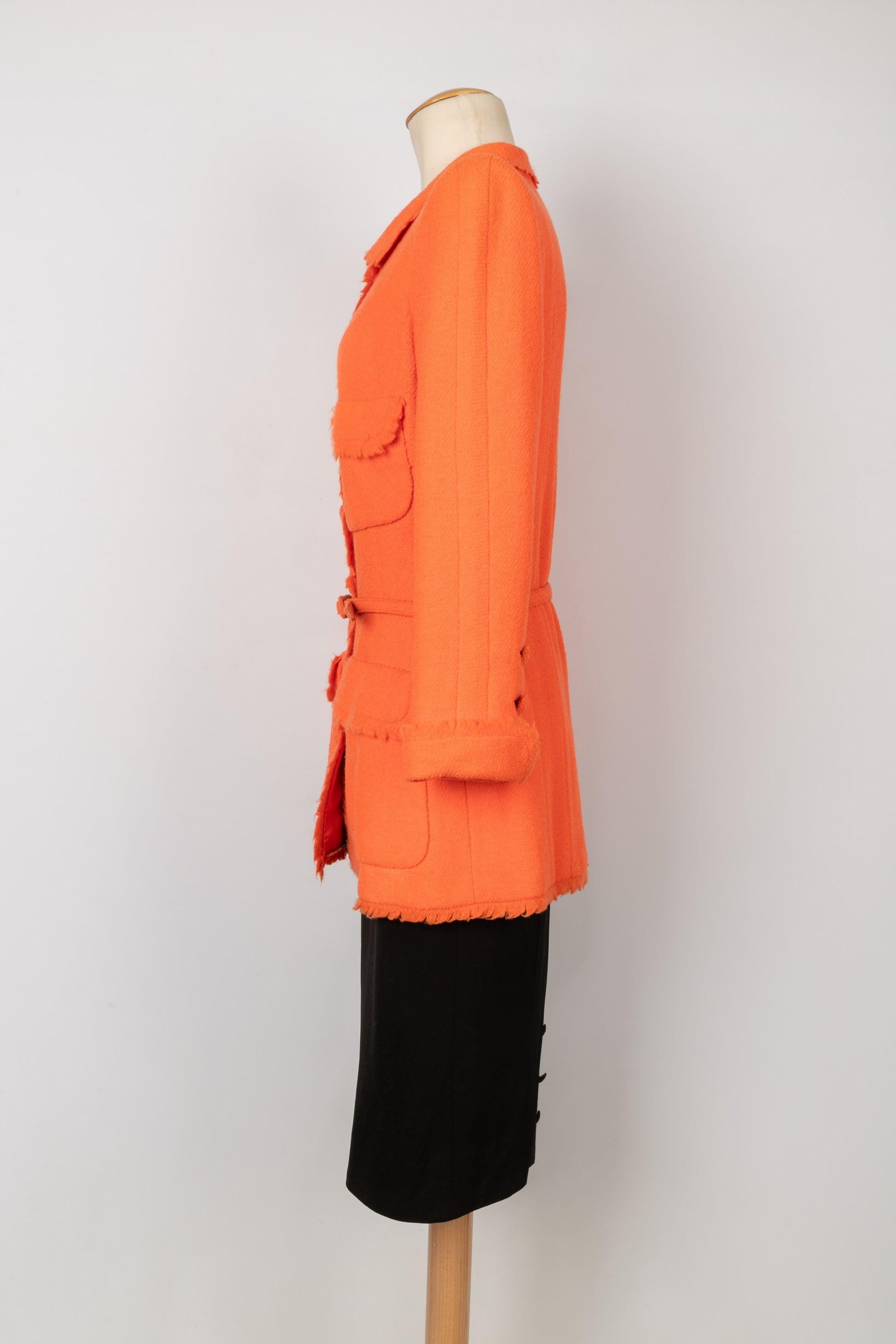 Chanel - Suit composed of a fringed orange curly wool jacket with a silk lining and a black silk jersey skirt. No size indicated, it fits a 36FR. 1995 Spring-Summer Haute Couture Collection.

Additional information:
Condition: Good