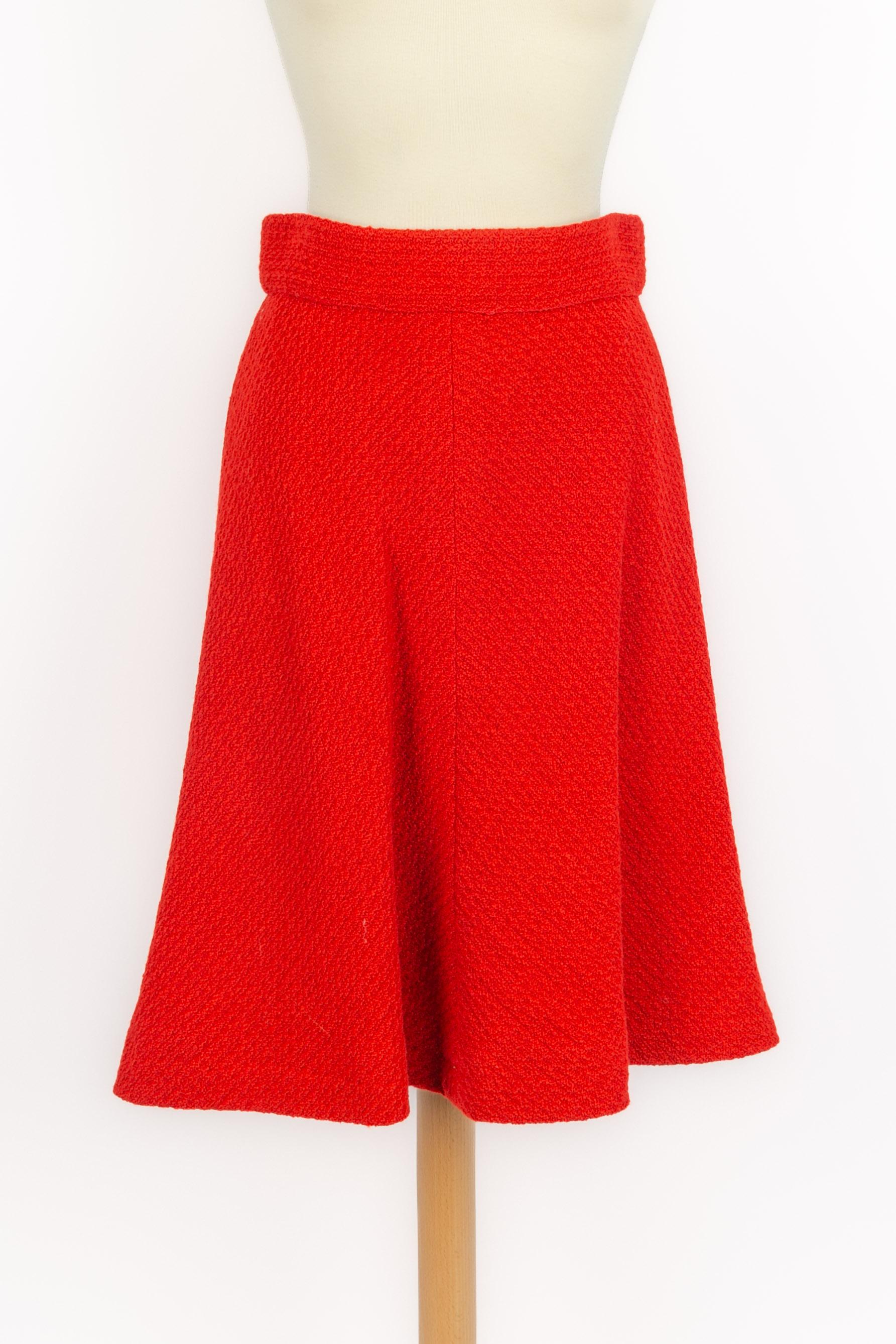 CHANEL - (Made in France) Roter Tweed-Rockanzug. Größe 36FR. 2009 Art Profession Pre-Fall Collection unter der künstlerischen Leitung von Karl Lagerfeld.

Bedingung:
Sehr guter Zustand

Abmessungen:
Jacke: Schulterbreite: 40 cm - Brustumfang: 42 cm