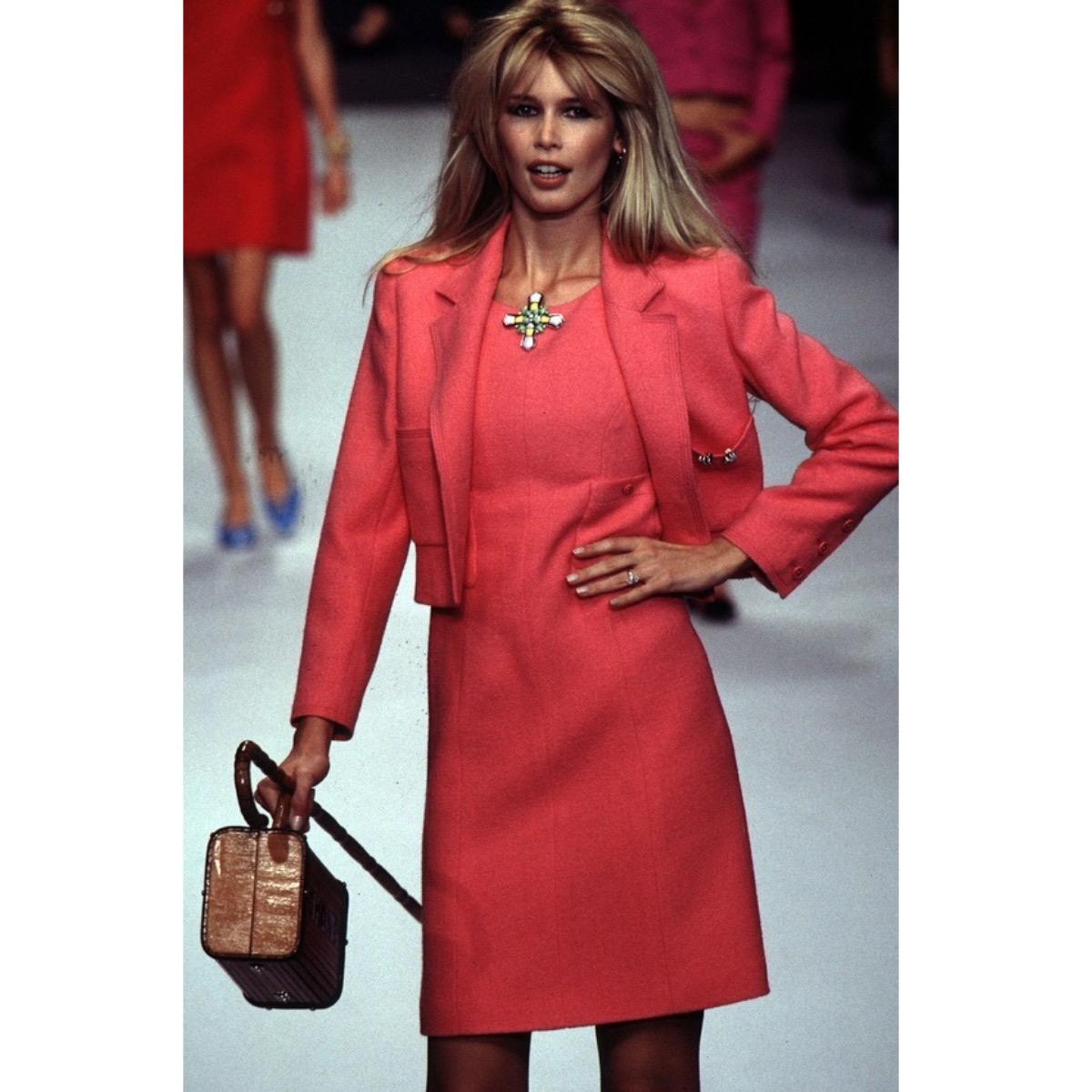 CHANEL Anzug aus rosa Jacke und Kleid mit Jacke F/S 1996 im Angebot 12