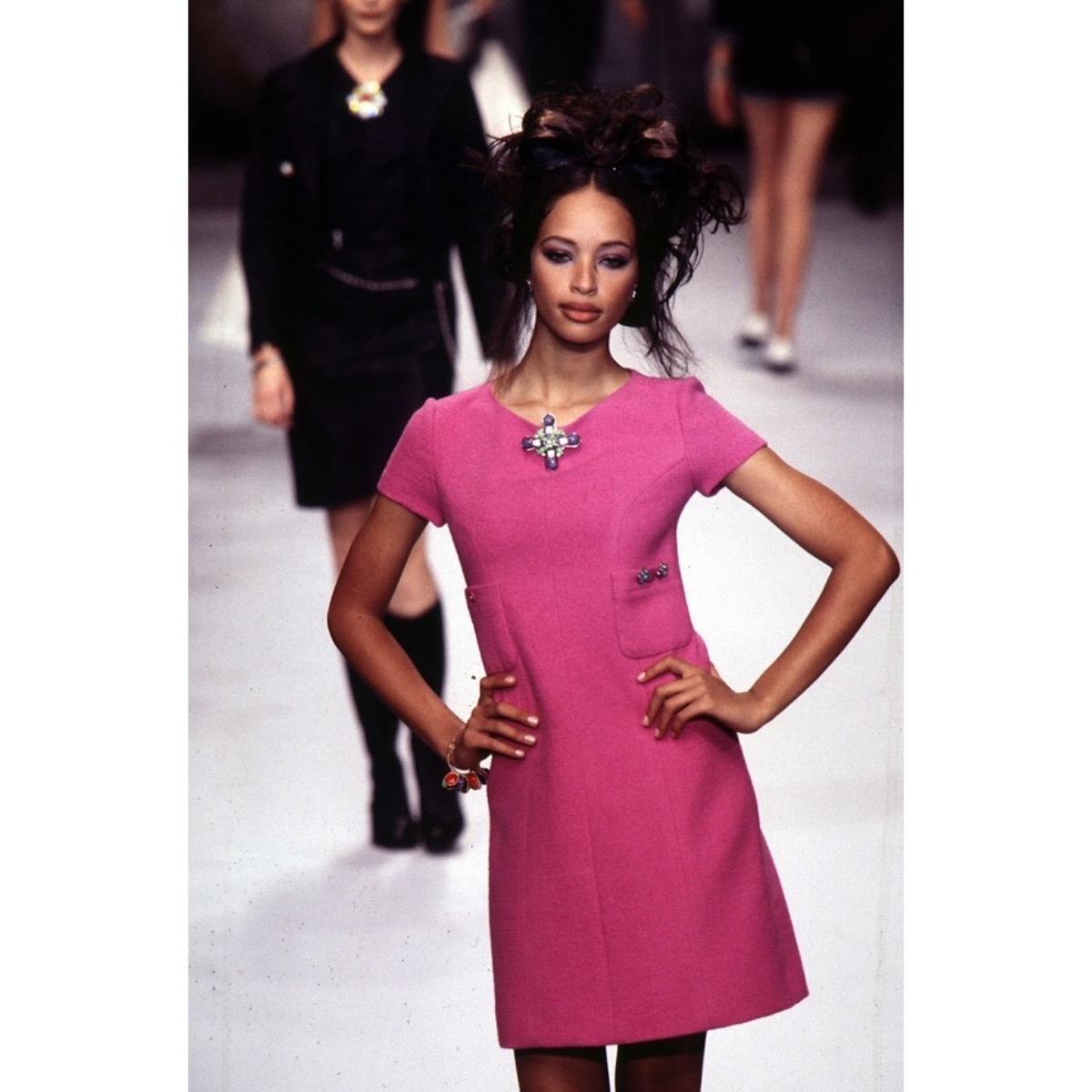 CHANEL Anzug aus rosa Jacke und Kleid mit Jacke F/S 1996 im Angebot 13