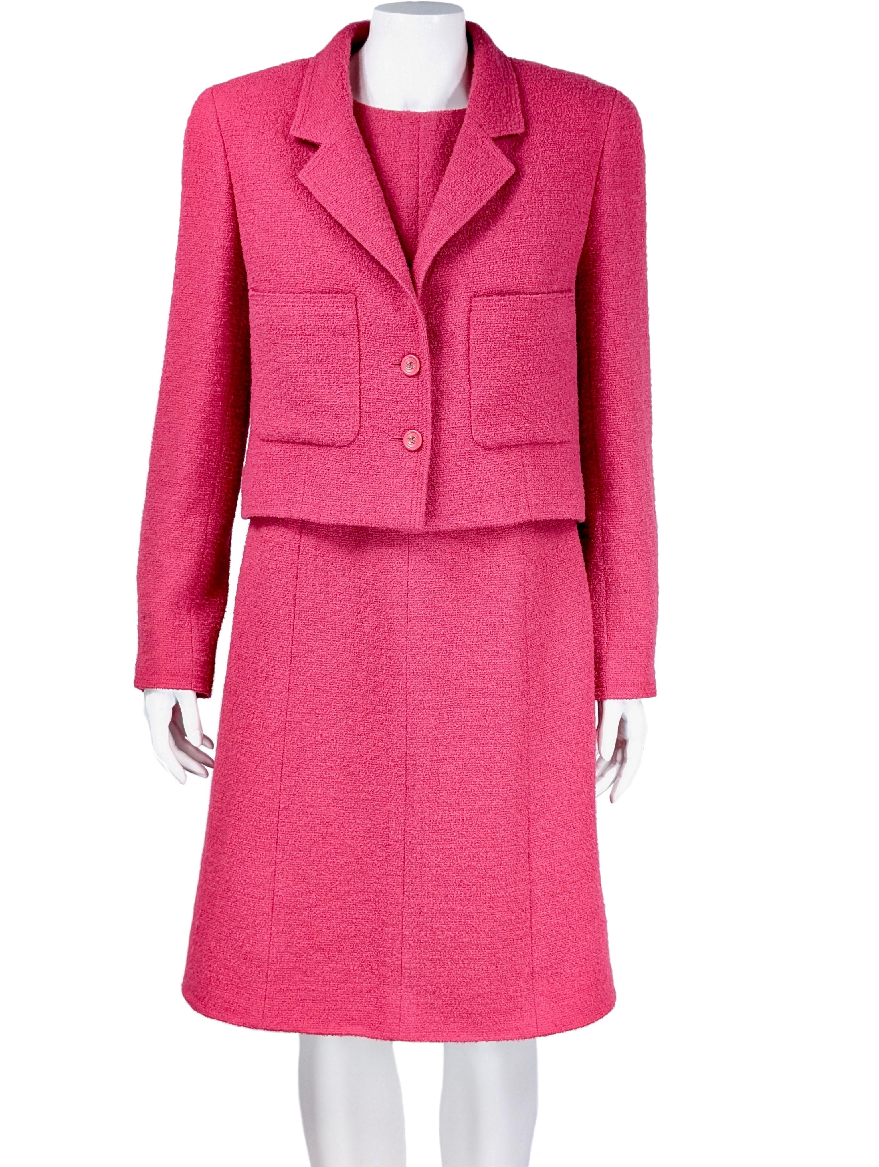 CHANEL S/S 1996
Anzug  Jacke und Kleid aus rosa Tweedwolle
90% Wolle
10% Nylon
Futter: 100% Seide 
Größe FR 42
Hergestellt in Frankreich
Ausgezeichnete Bedingungen
Flache Maße
Jacke:
Länge       cm. 49 - 19,29