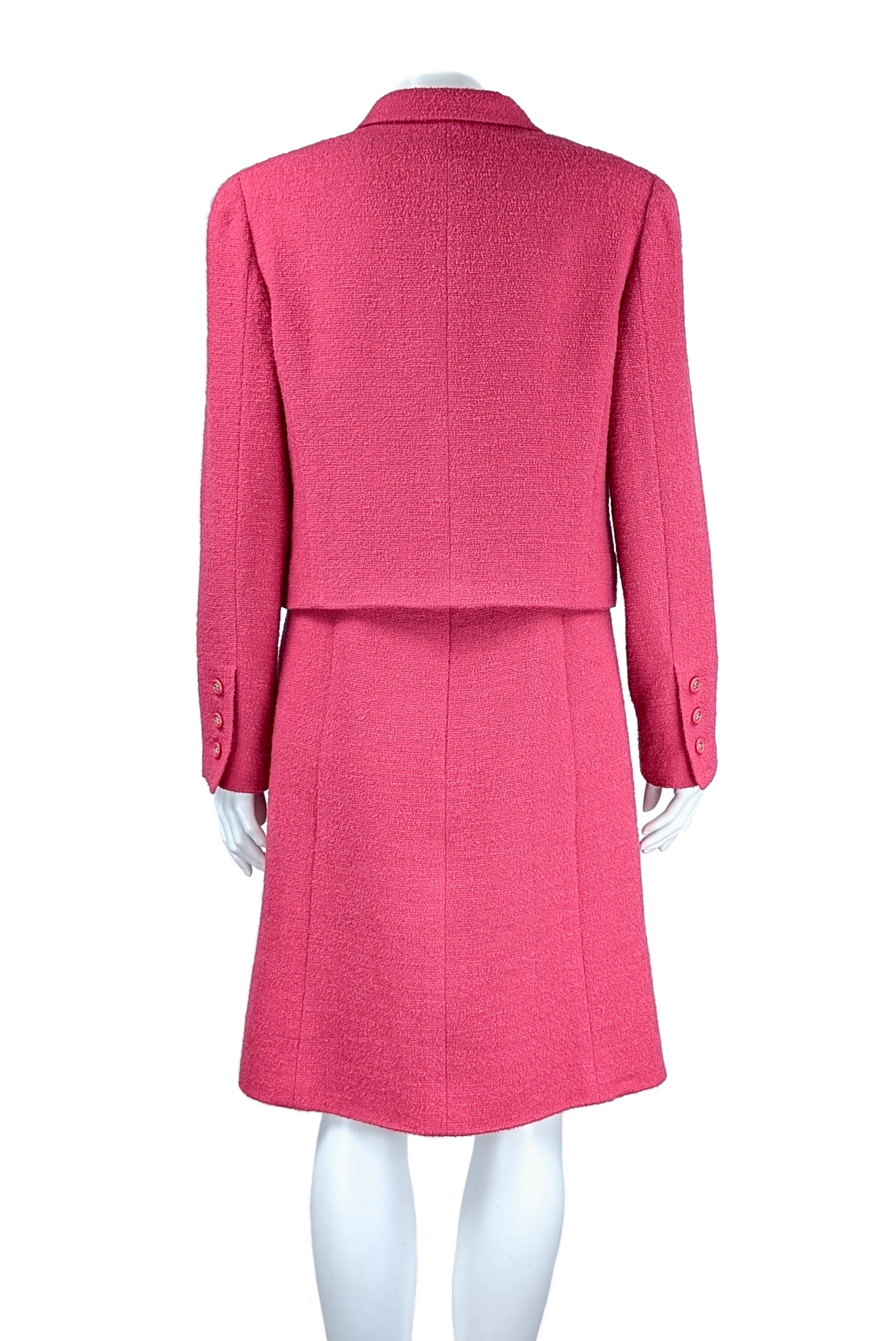 CHANEL Anzug aus rosa Jacke und Kleid mit Jacke F/S 1996 im Zustand „Hervorragend“ im Angebot in Rubiera, RE