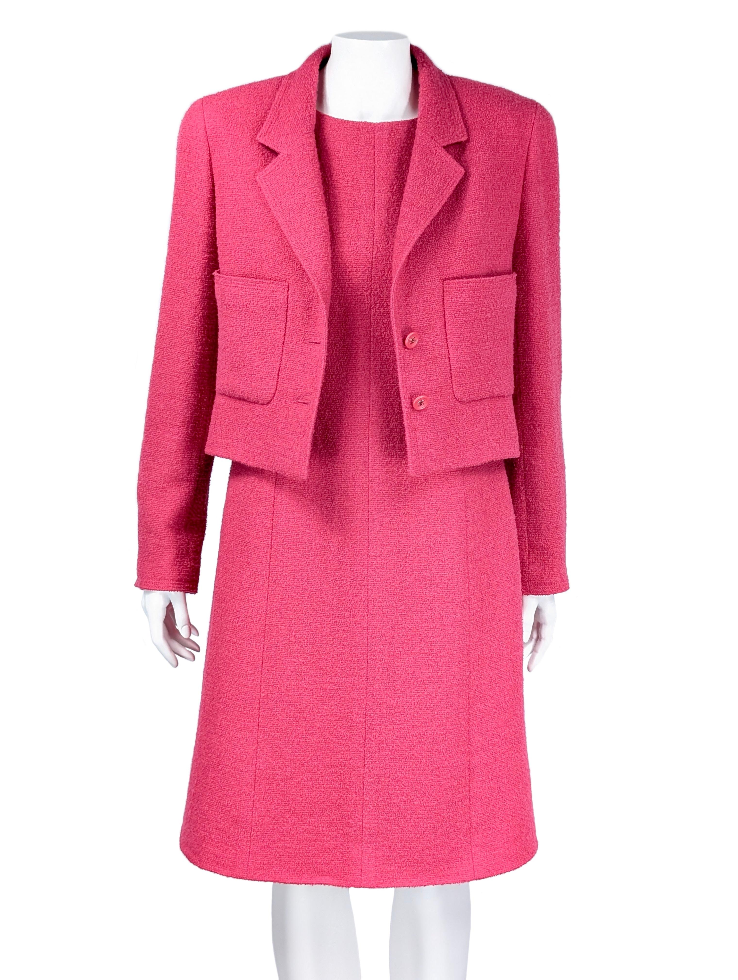 CHANEL Anzug aus rosa Jacke und Kleid mit Jacke F/S 1996 Damen im Angebot