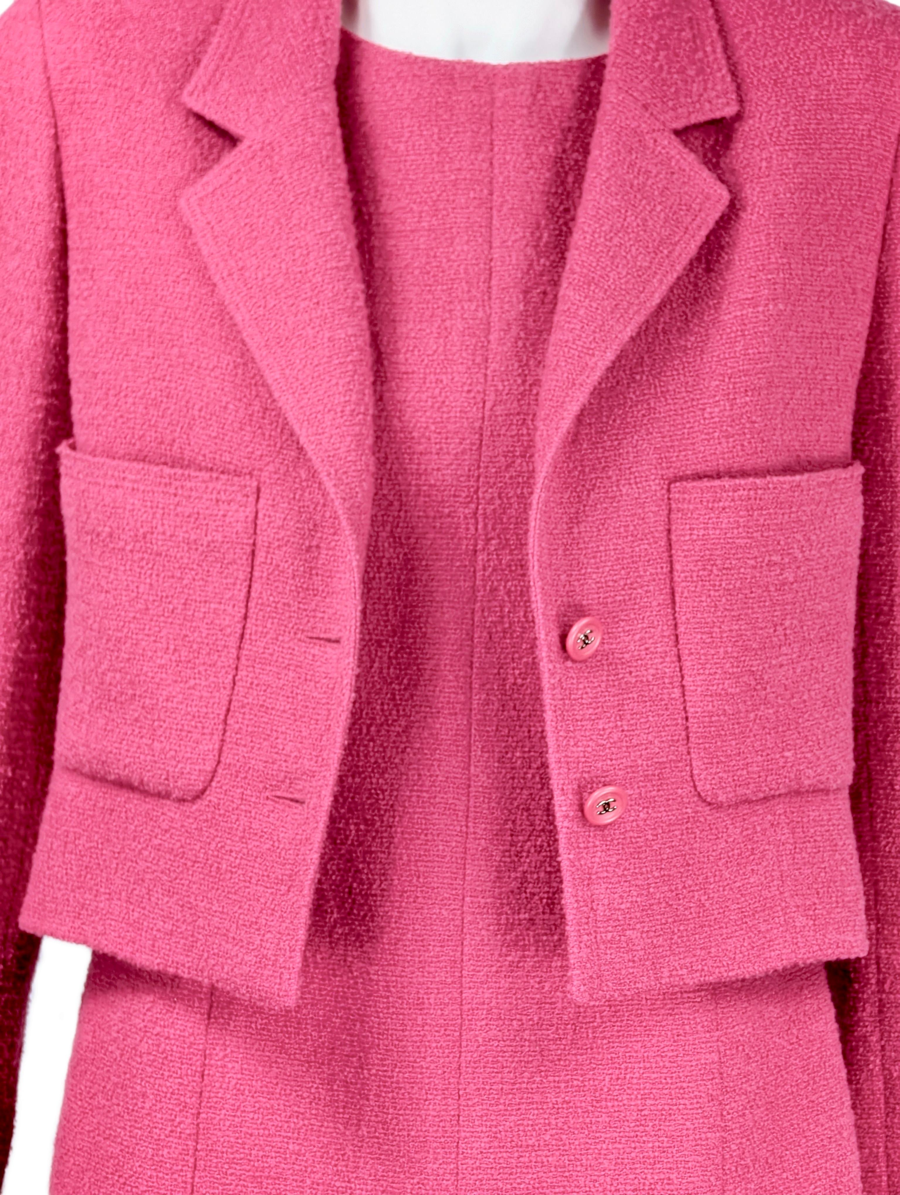 CHANEL Anzug aus rosa Jacke und Kleid mit Jacke F/S 1996 im Angebot 1