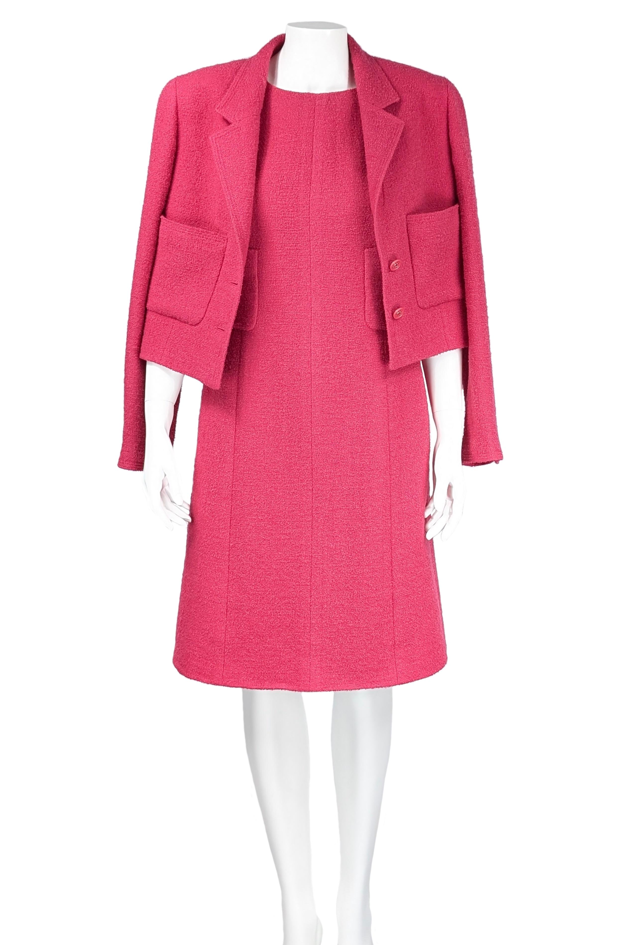 CHANEL Anzug aus rosa Jacke und Kleid mit Jacke F/S 1996 im Angebot 3