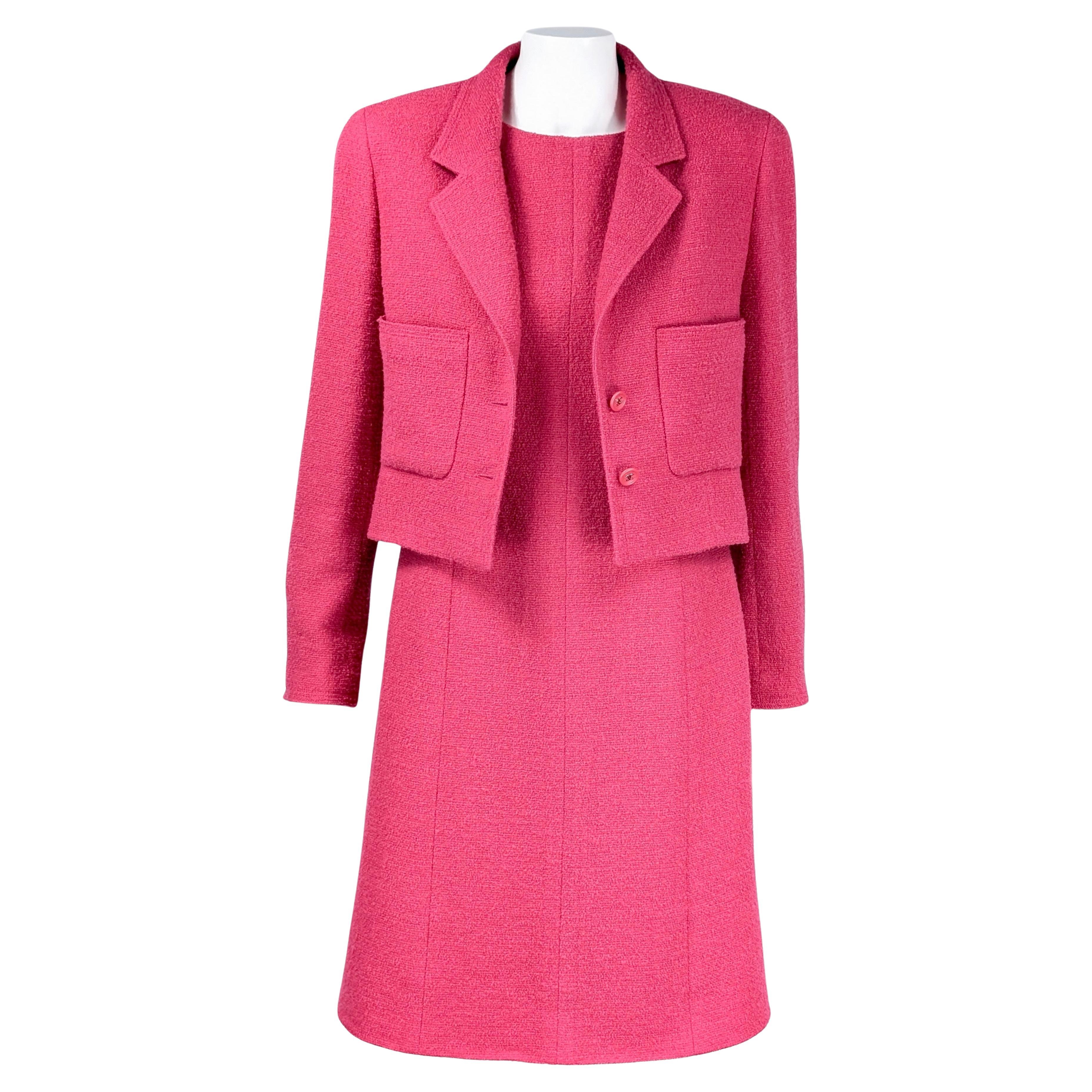CHANEL Anzug aus rosa Jacke und Kleid mit Jacke F/S 1996 im Angebot