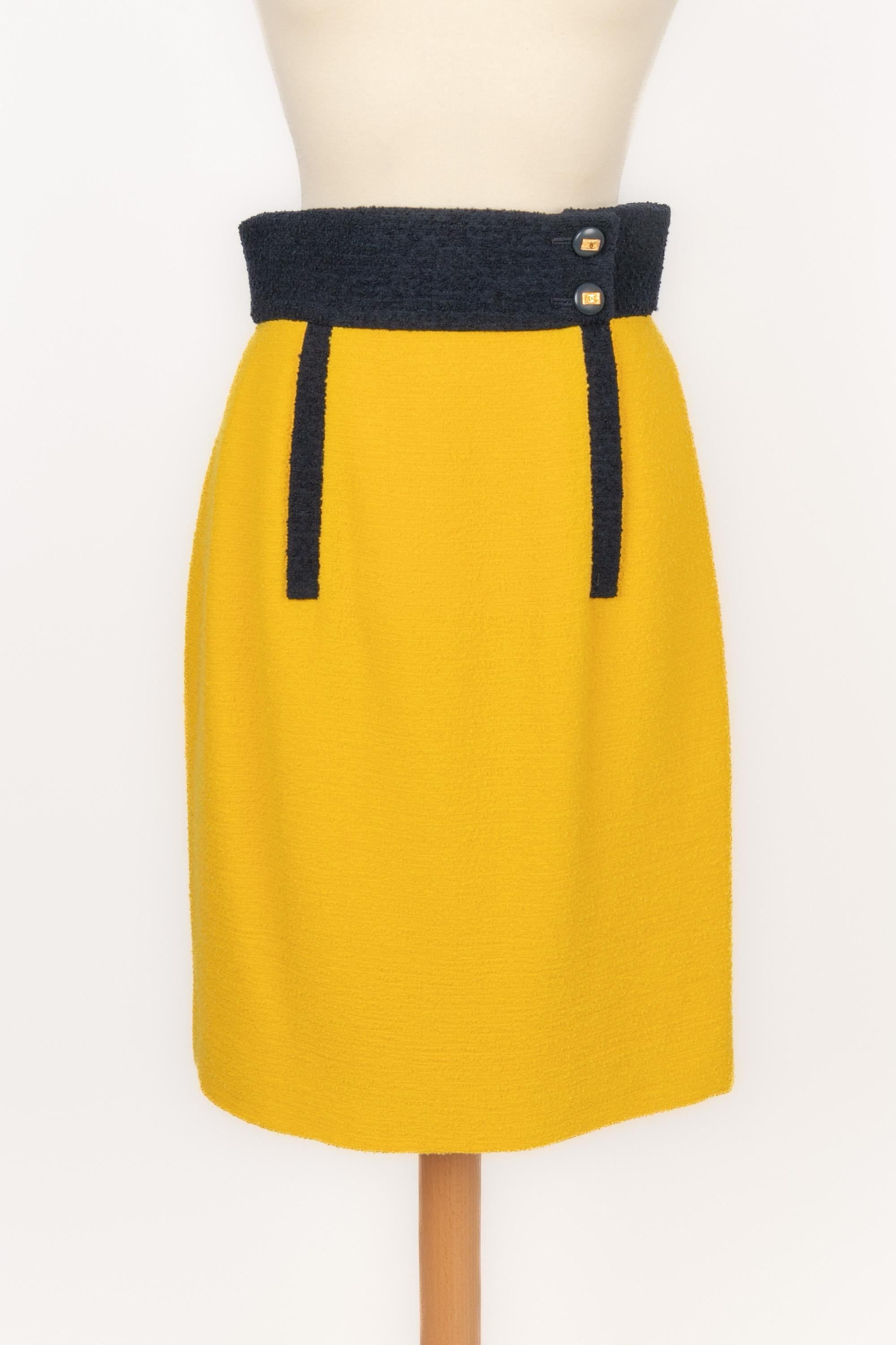 CHANEL - (Made in France) Navy-blue and yellow blended wool suit set composed of a jacket and a skirt. Size 38FR indicated. A Collection circa 1980.

Condition:
Very good condition

Dimensions:
Jacket: Shoulder width: 46 cm - Chest: 50 cm - Sleeve