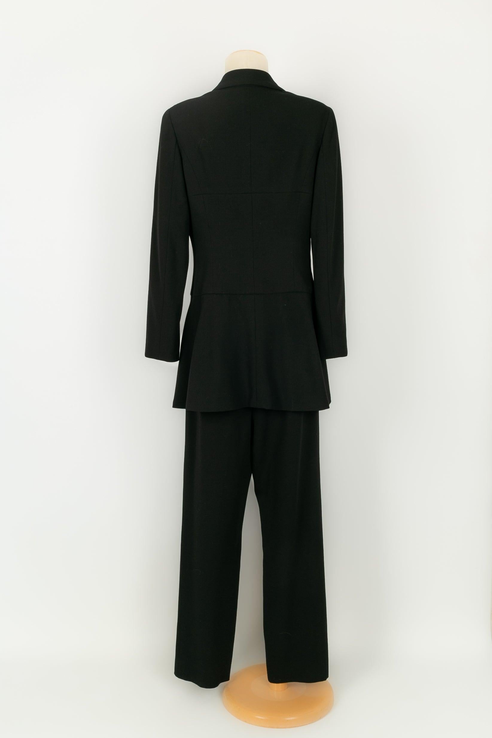 Chanel - (Made in France) Suit set composed of a jacket and pants in black wool. Fall-Winter 1997 Collection. Size 42FR.

Additional information:
Condition: Very good condition
Dimensions: Shoulder width: 45 cm - Sleeve length: 62 cm - Length: 86 cm