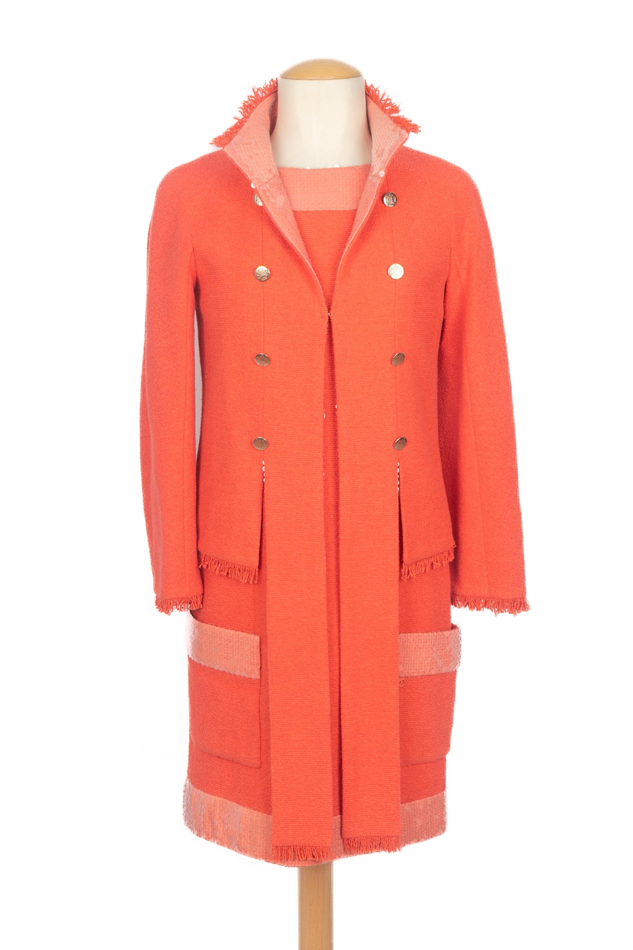 CHANEL - (Made in France) Ensemble orange composé d'une veste et d'une robe rehaussées de paillettes transparentes. Doublure en soie. Taille 36FR. Collectional 2008 sous la direction artistique de Karl Lagerfeld.

Condit :
Très bon état.

Dimensions