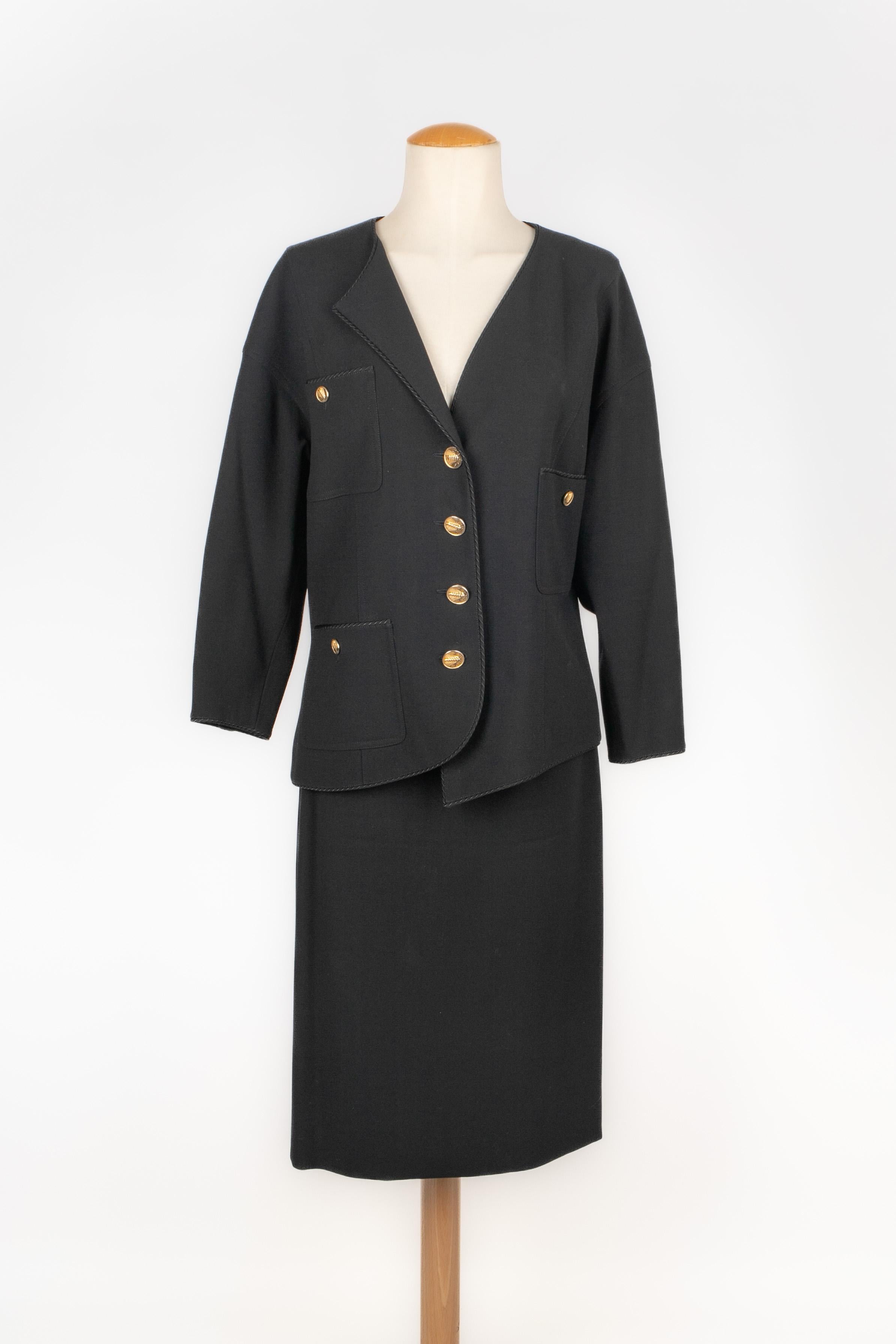 CHANEL - (Made in France) Black silk and wool set composed of a skirt and a jacket with golden metal ear-of-wheat buttons. Size 40FR indicated. 1987 Spring-Summer Collection, under the artistic direction of Karl Lagerfeld.

Condition:
Very good