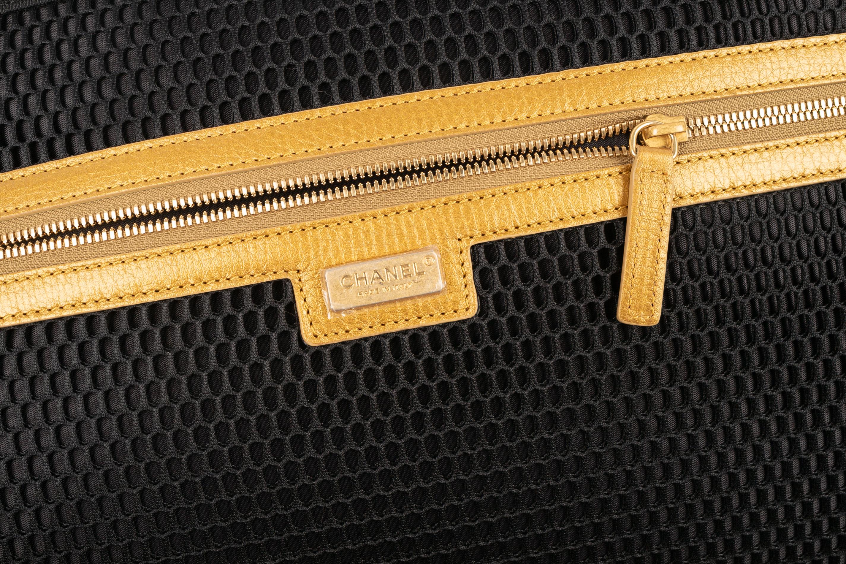 CHANEL - (Made in Italy) Trolley aus mehrfarbig bedrucktem Graffiti-Leinen mit goldenem Metallic-Leder und verflochtenen Ketten. Teleskopische Griffe. Stück mit einer Seriennummer und einem Konformitätszertifikat. 2019 Pre-Fall Art Professions