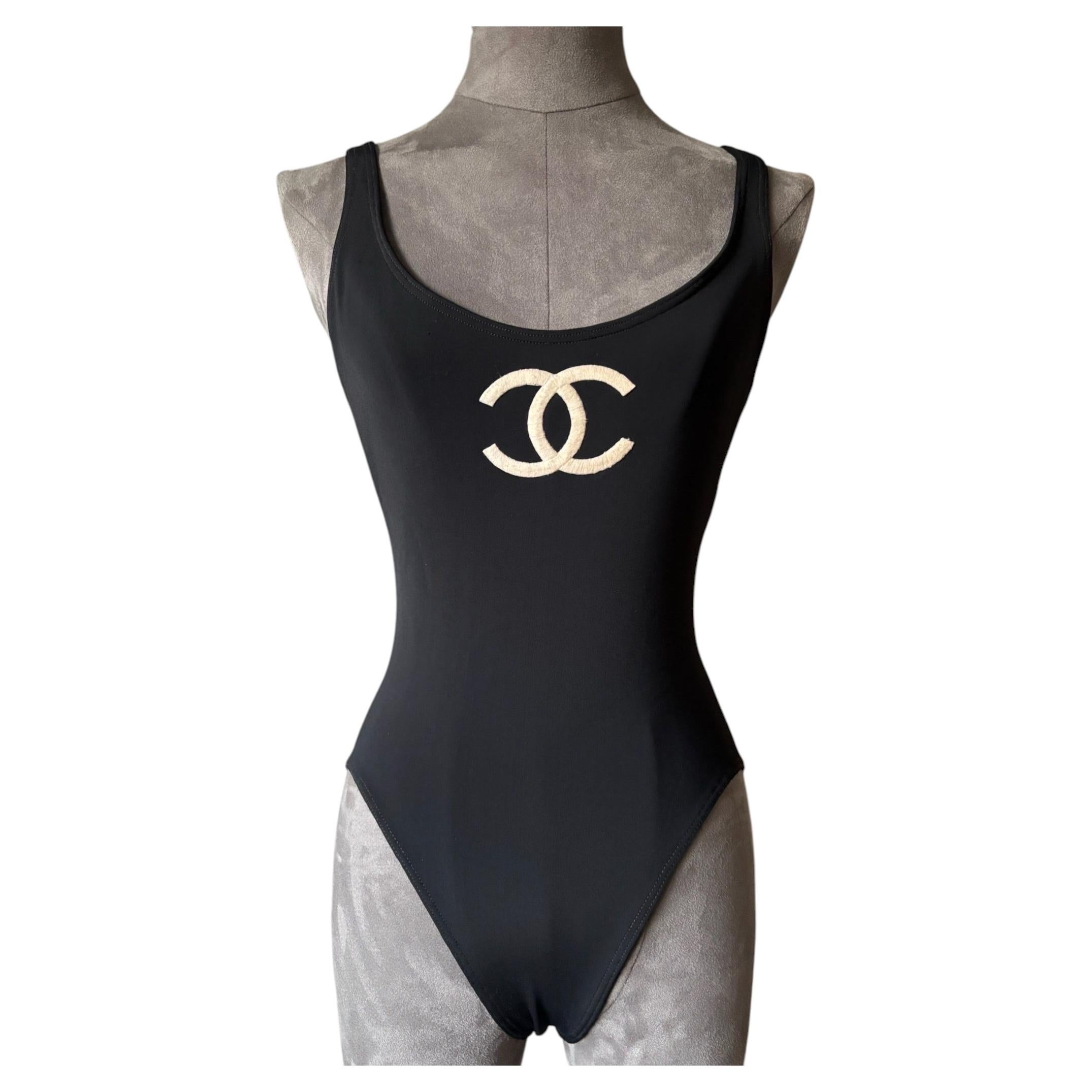 Maillot de bain pour le défilé de l'été 1994 de CHANEL  Campagne Lagerfeld Era Claudia Schiffers