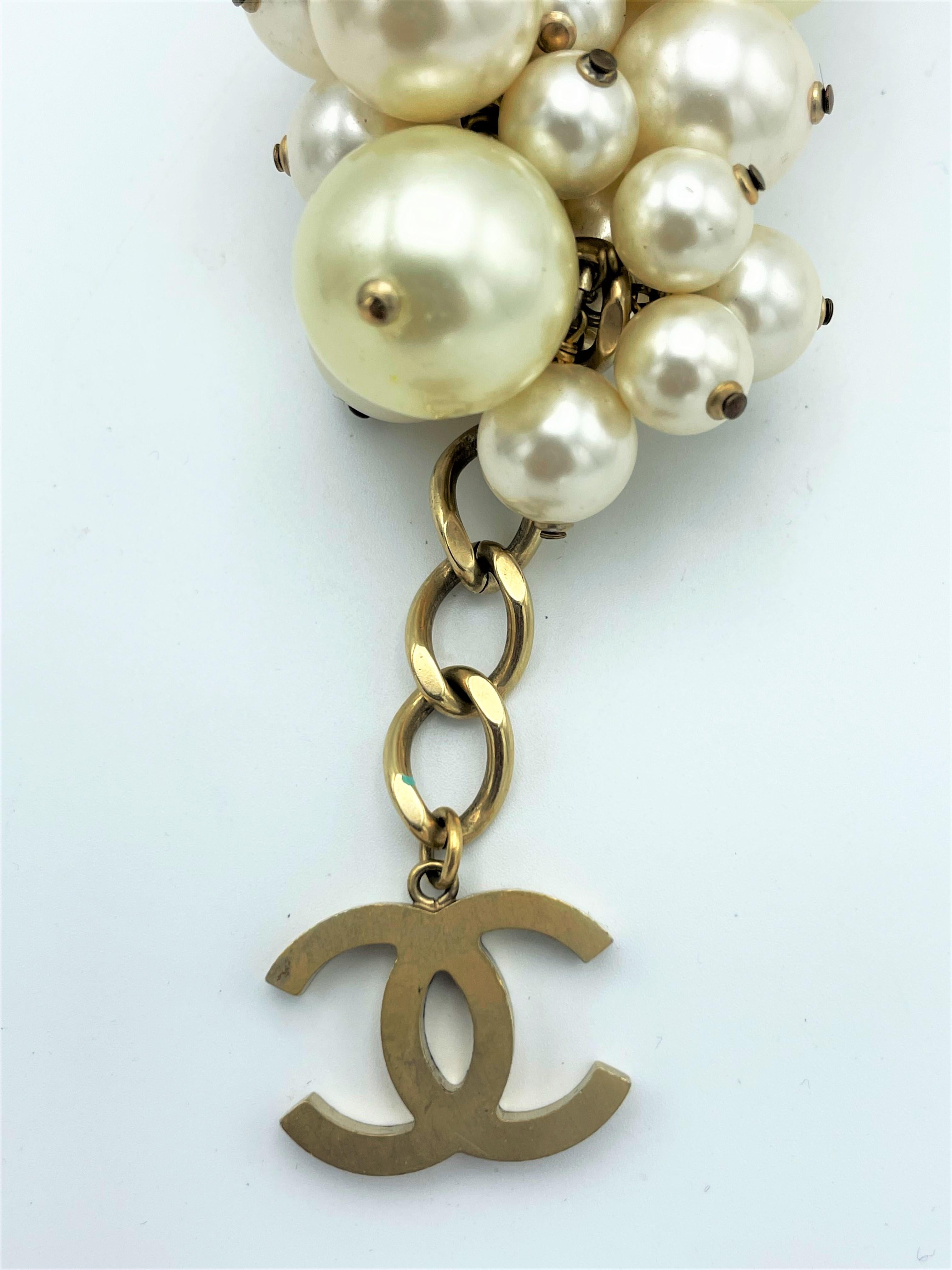 Artisan Chanel summer gold metal CC Cluster ball bracelet, collection 2013 For Sale