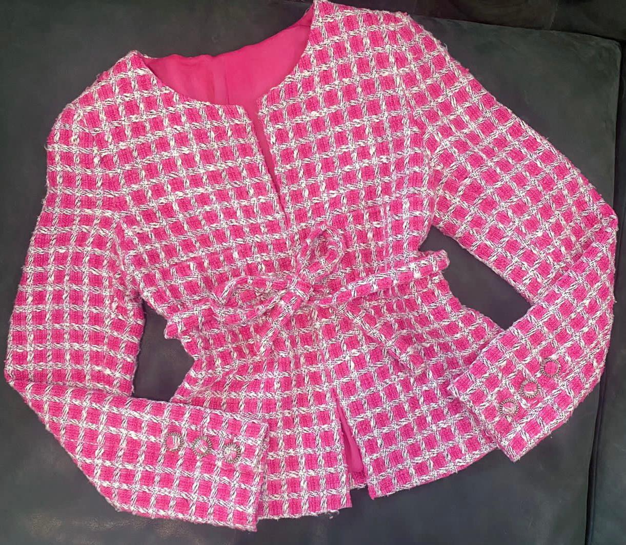 CHANEL Summer Pink White Lesage Tweed Jacket Blazer 2019.
Size 38FR.
A vibrant Chanel white and pink tweed jacket. Lesage check tweed jacket, long slim sleeves with three beautiful silver and pink buttons on each sleeves. Slim cut large round neck,