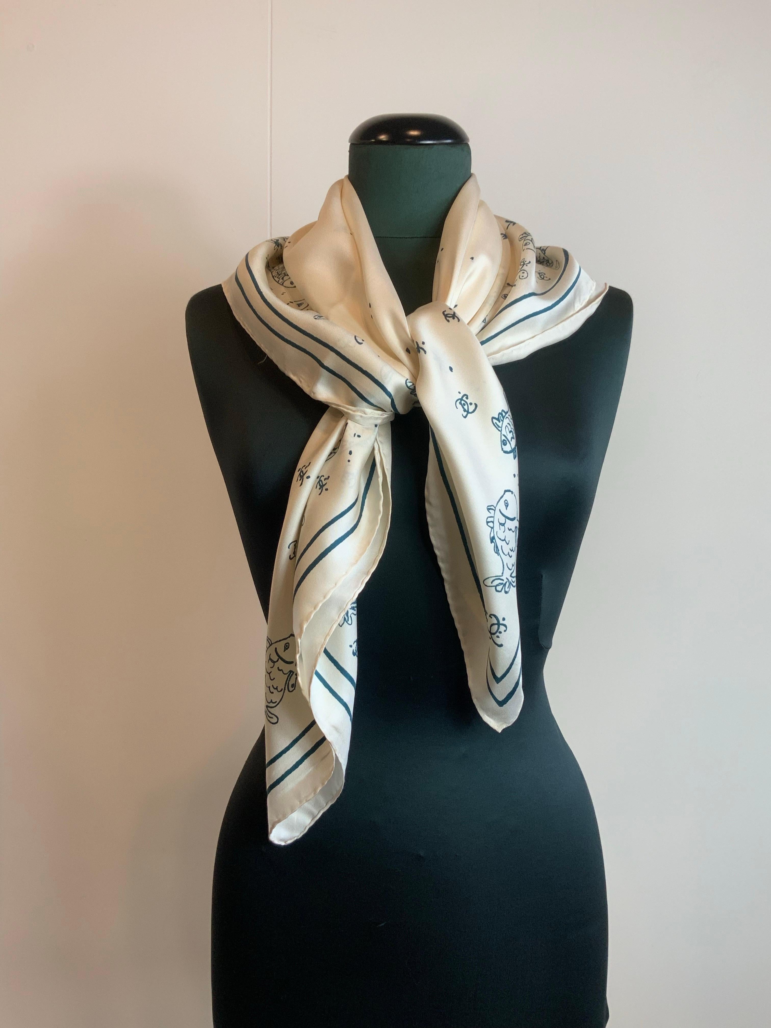 Chanel Foulard
100% silk.
Size 90 cm X 90 cm.
Like new, excellent overall condition.