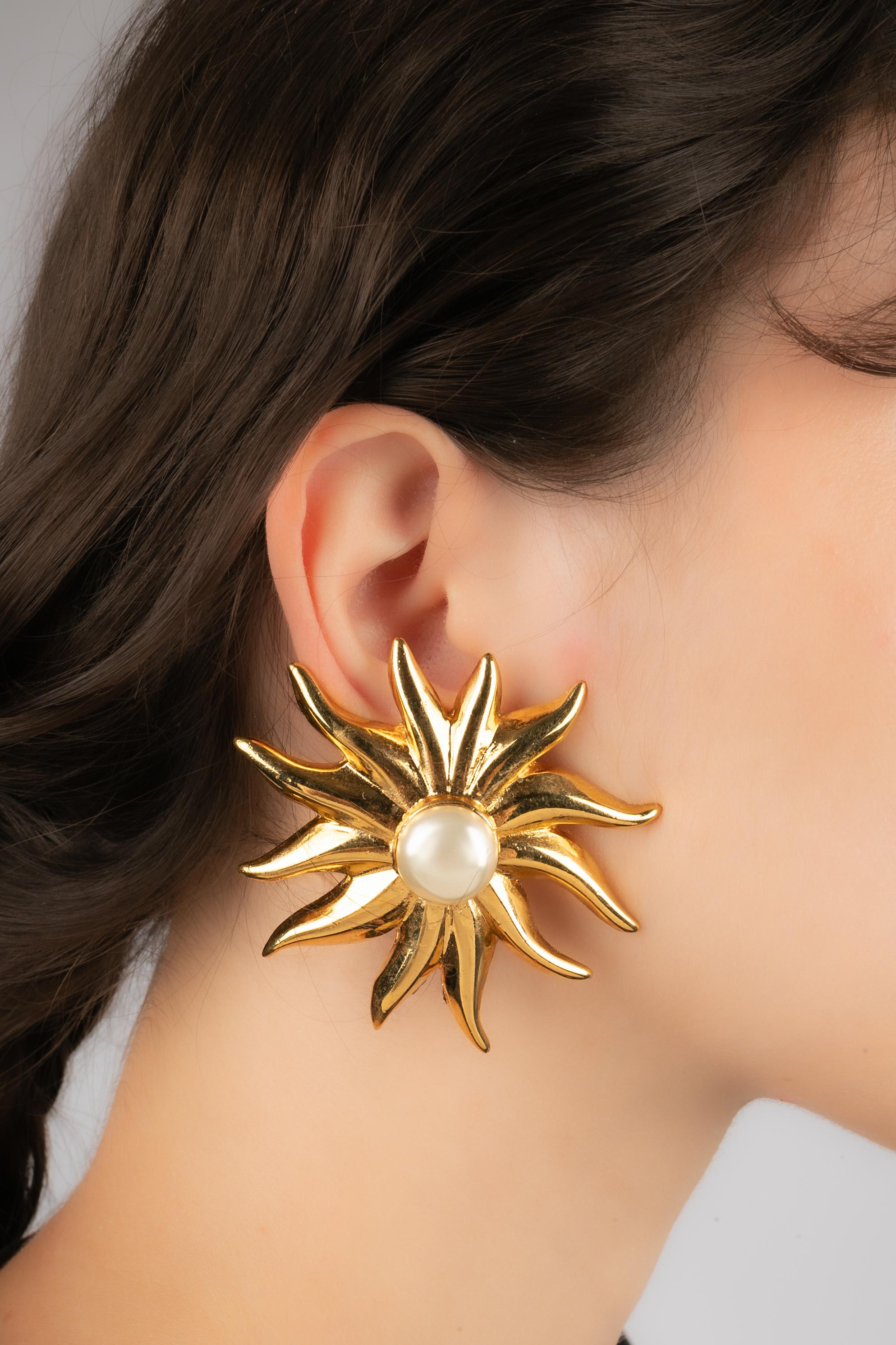 CHANEL - (Made in France) Golden metal clip-on earrings with costume pearly cabochons. Haute Couture Collection.

Condition:
Very good condition

Dimensions:
6 cm x 6 cm

SKU:BOB144