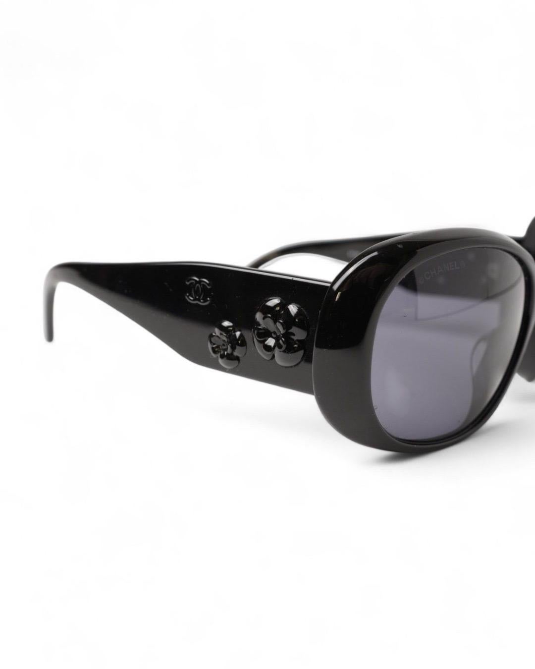 Donna Occhiali da sole Chanel Camelia Nera in vendita